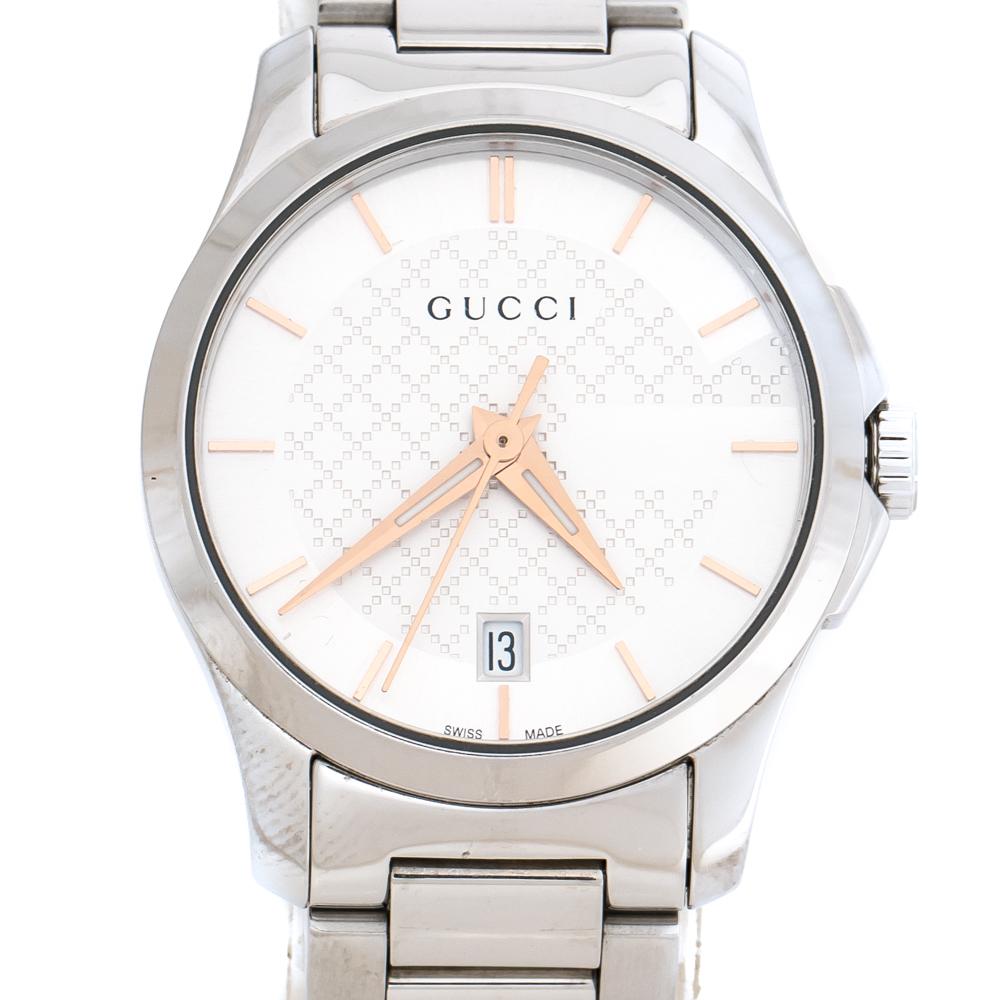 Gucci brings you this smart stainless steel timepiece for you to flaunt on your wrist. Swiss made, it follows a quartz movement and carries a white textured dial. It has a date window and three hands within the case. The watch is complete with a