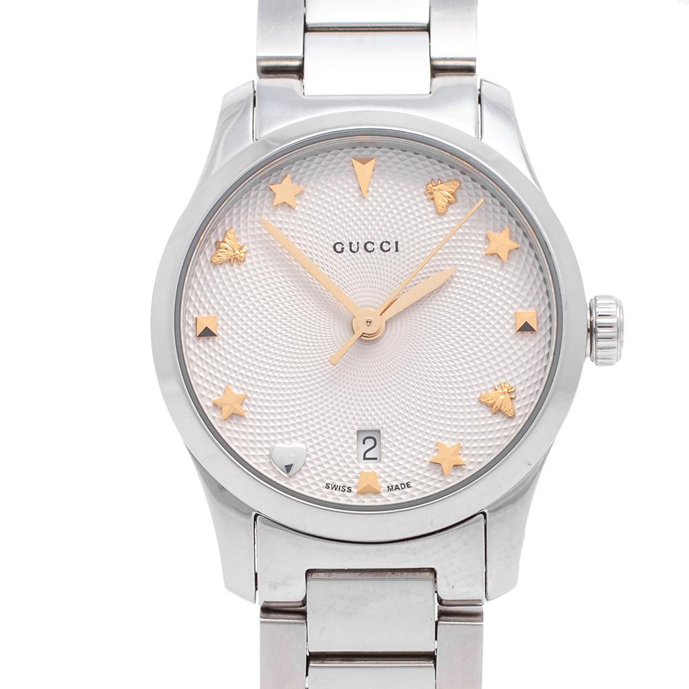 Gucci brings you this smart stainless steel timepiece for you to flaunt on your wrist. Swiss-made, it follows a quartz movement and carries a white textured dial. It has a date window, three hands, and signature motifs as hour markers within the