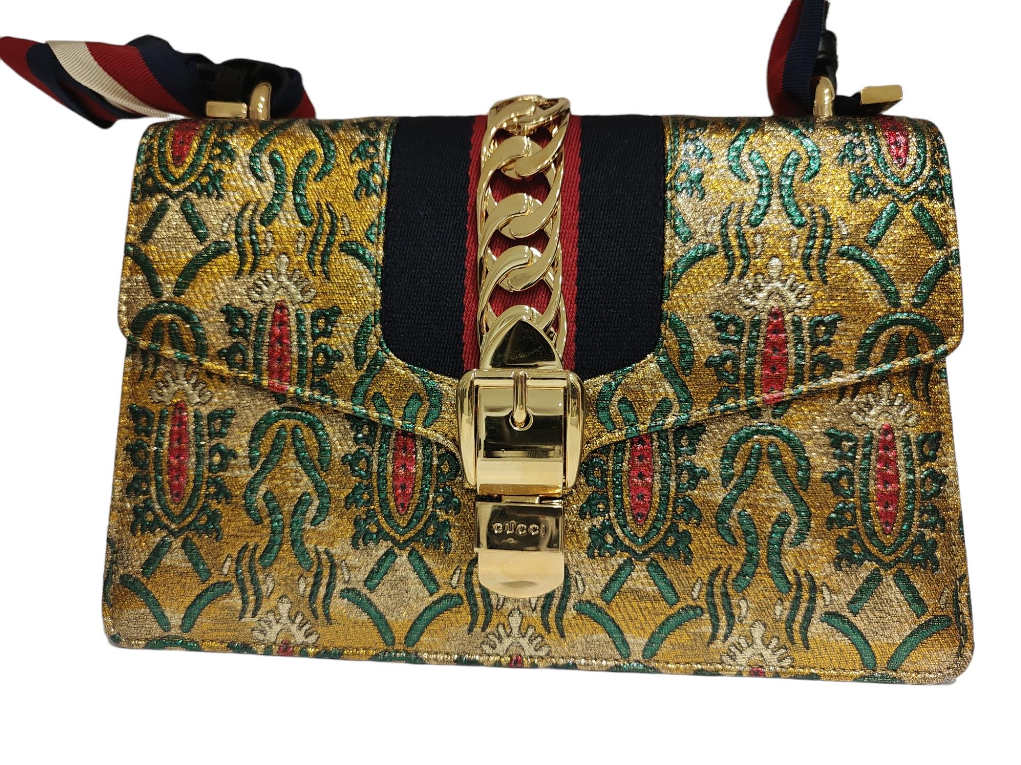 Gucci Sylvie bag Limited edition
new with original tag
multicoloured fabric, embellished with gold hardware a black leather shoulder bag and a scarf for handle bag
totally made in italy
measurements: 26 * 17 cm, 8 cm depth