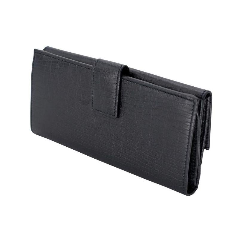 Gucci Single Flap Long Leather GG Wallet GG-W0224p-0001

Here is a beautiful Gucci Long wallet super chic and signature GUCCI chrome plaque on the front with elegant midnight blue leather. This wallet is perfect for daily usage durable and very