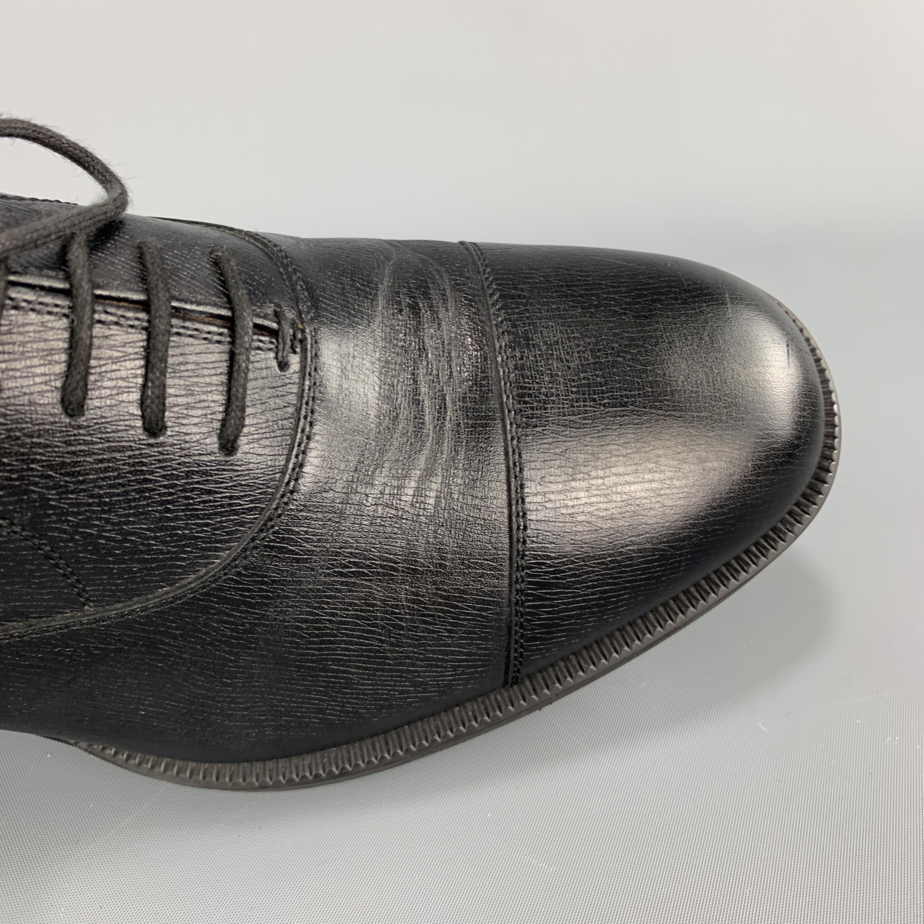 GUCCI dress shoes come in black textured leather with a cap toe and rubber sole with silver tone logo plat heel. Made in Italy.

Excellent Pre-Owned Condition.
Marked: UK 9

Outsole: 11.5 x 4 in.