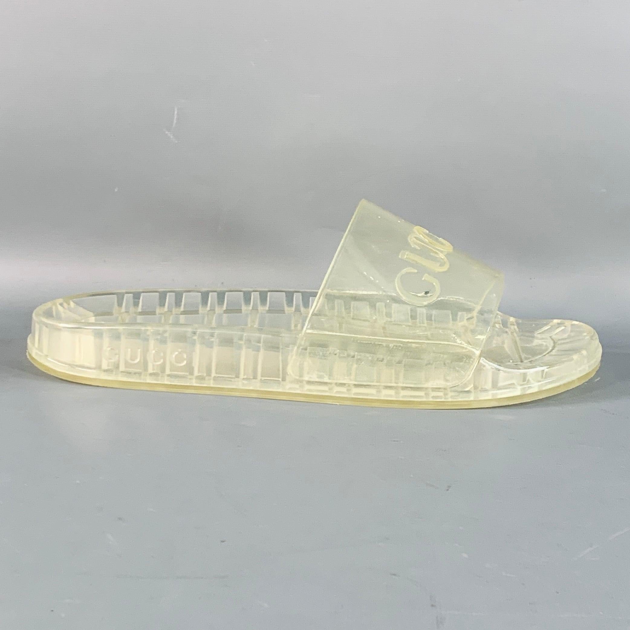 Sandales Gucci
en caoutchouc transparent avec logo gaufré, style diapositive et fermeture à glissière. Livré avec boîte. Fabriqué en Italie. Bon état d'usage. Marques et signes d'usure mineurs. 

Marqué :   10Semelle d'usure : 11.75 pouces  x 4,5