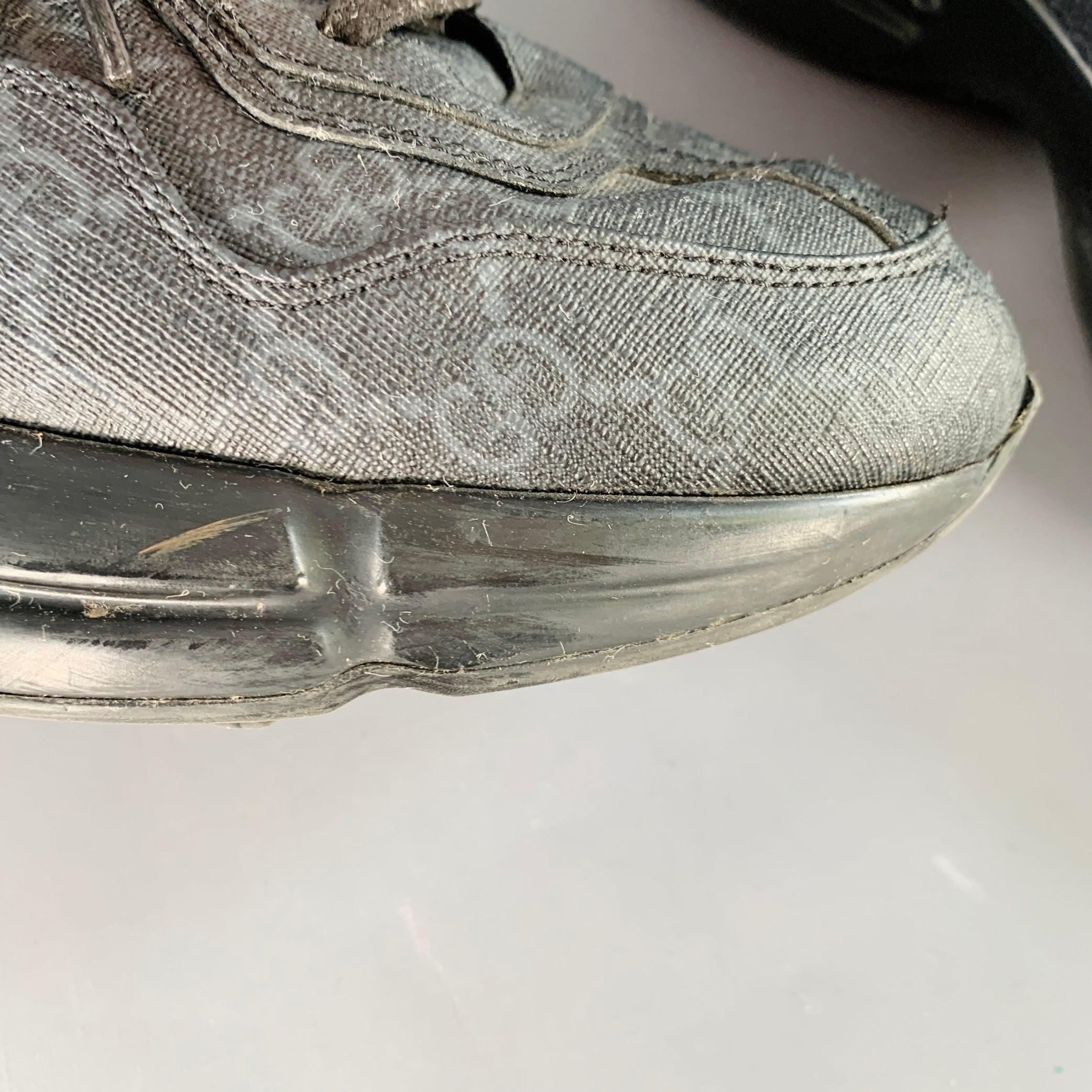 Gucci taglia 10.5 Scarpe da ginnastica nere grigie Monogram in vendita 6