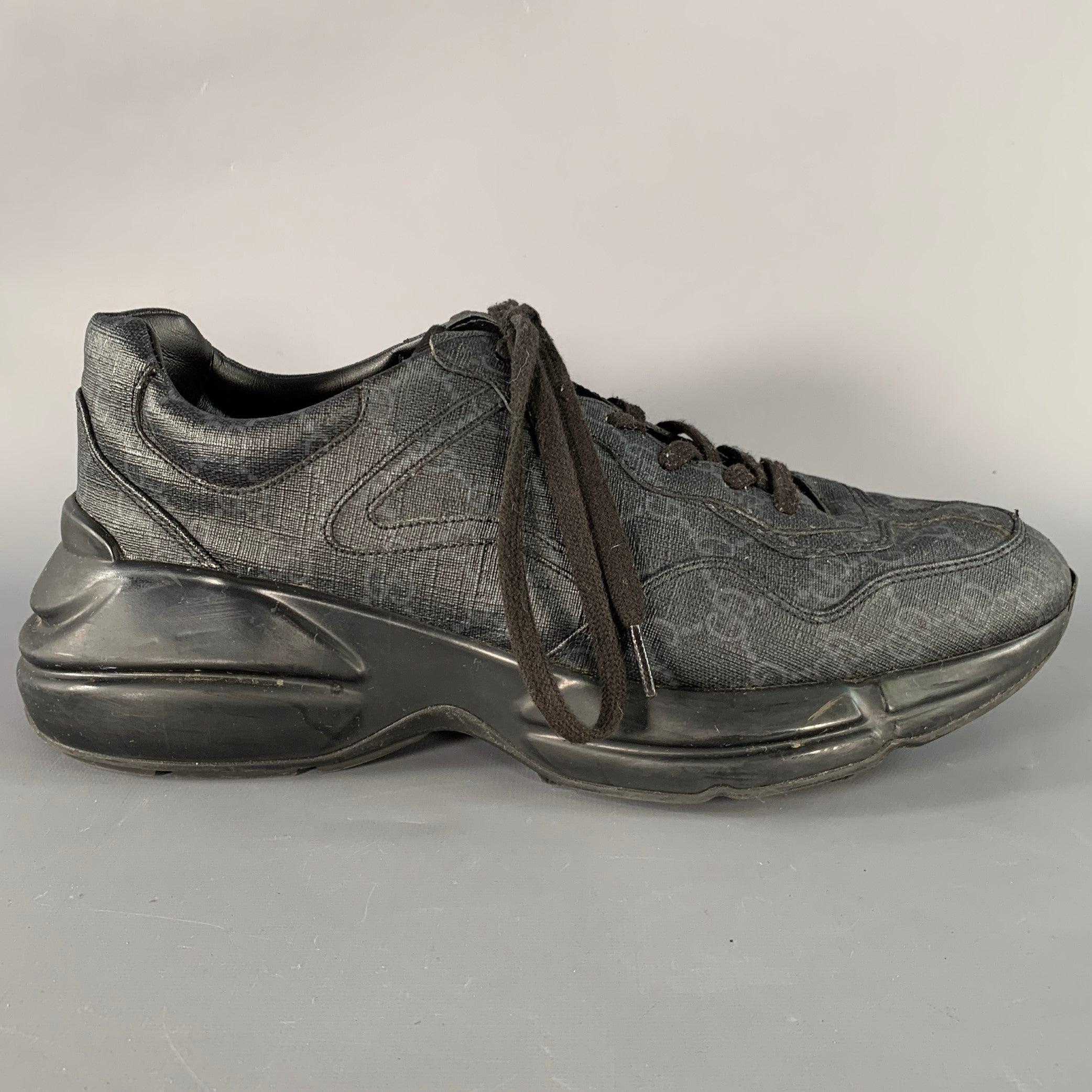 Scarpe da ginnastica Gucci
in tessuto nero e grigio con motivo Monogram Guccissima, suola in gomma spessa e chiusura con lacci. Viene fornito con scatola. Made in Italy.Ottime condizioni di usato. 

Contrassegnato:   704796KG00Suola: 12 pollici  x