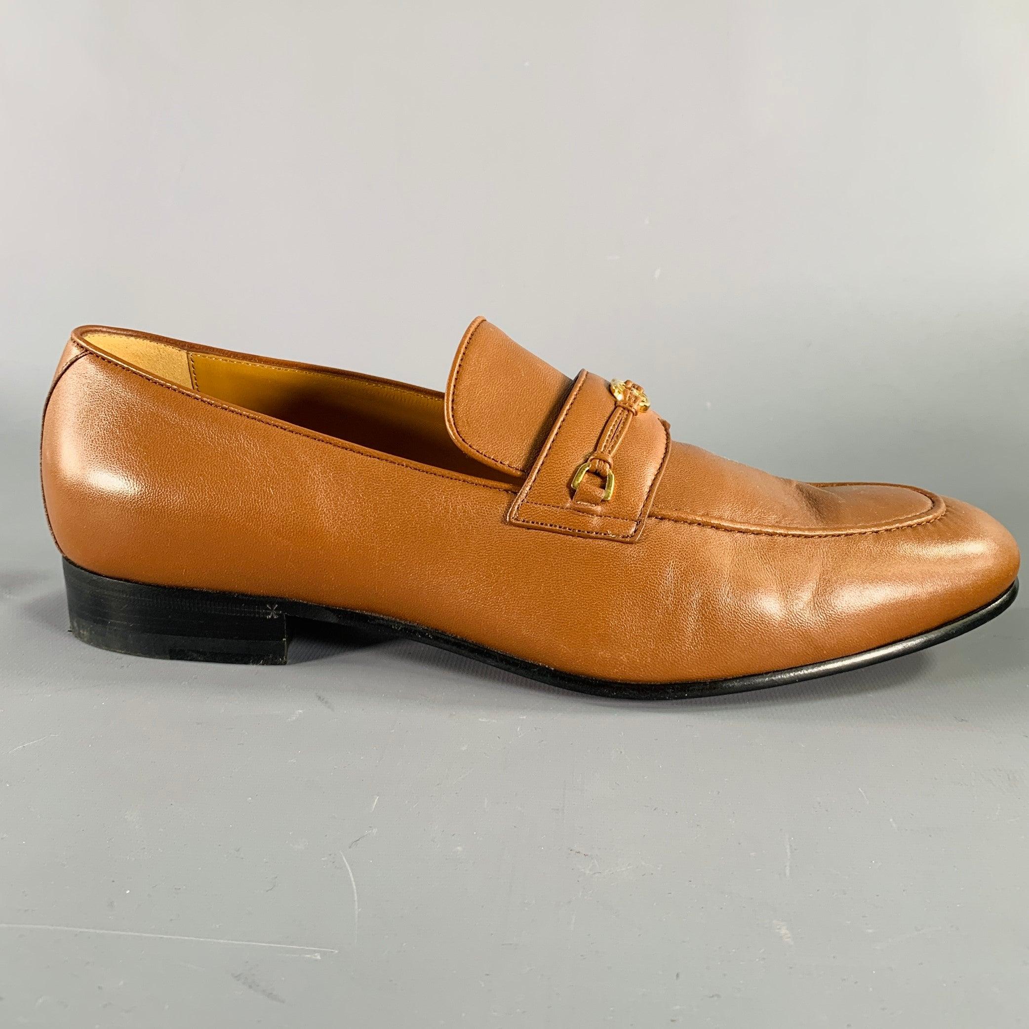 Mocassini Gucci
in un
tessuto in pelle marrone con doppio GG in metallo dorato e chiusura slip on. Viene fornito con scatola e sacchetti antipolvere. Made in Italy.Ottime condizioni di usato con scatola. Lievi segni di usura. 

Contrassegnato:  