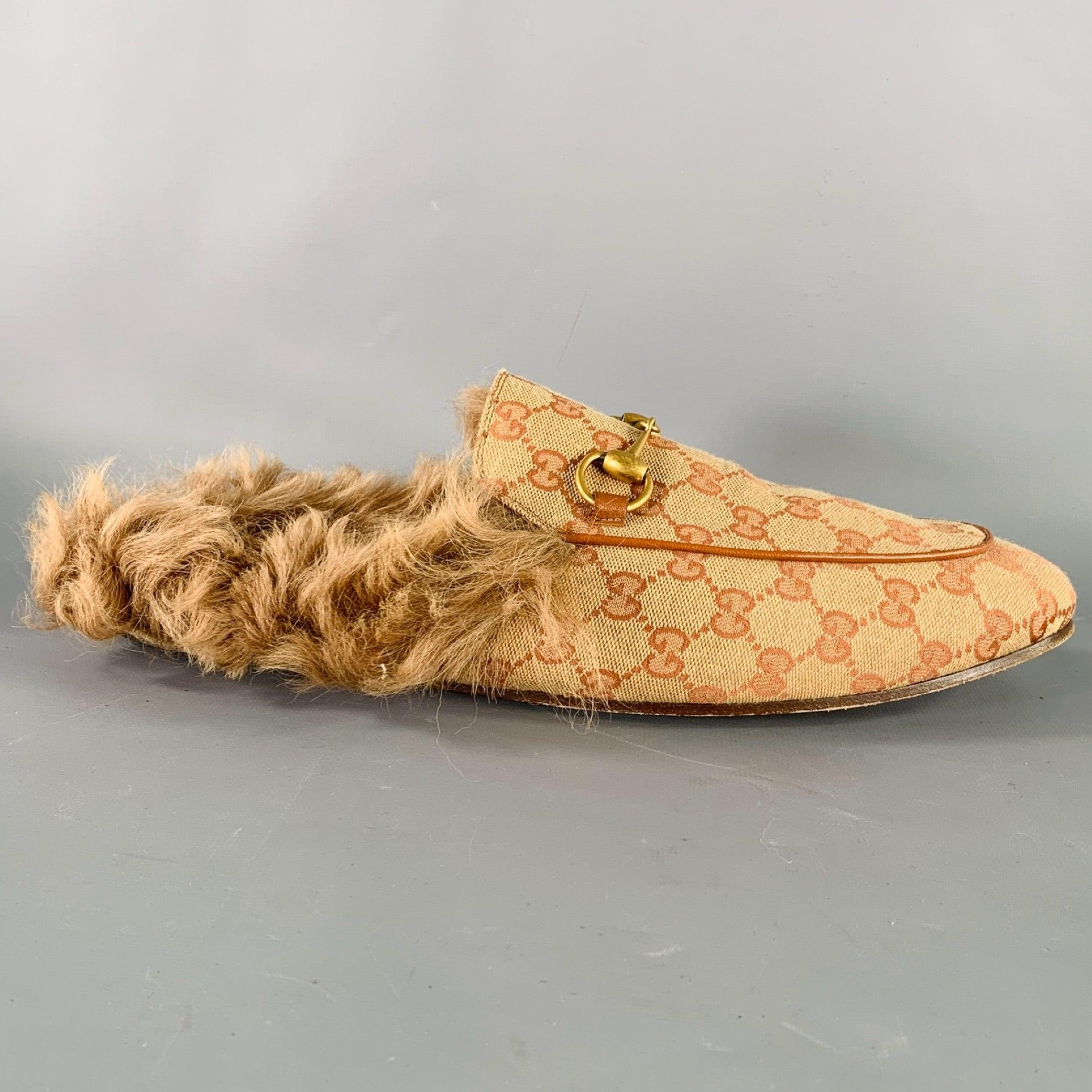 Mocasines GUCCI
en lona beige y óxido con monograma Guccissima, diseño de bocado metálico en tono dorado y cierre deslizante con un acogedor forro de piel sintética. Fabricado en Italia.Excelente estado de conservación. 

Marcado:   11Suela:12,25