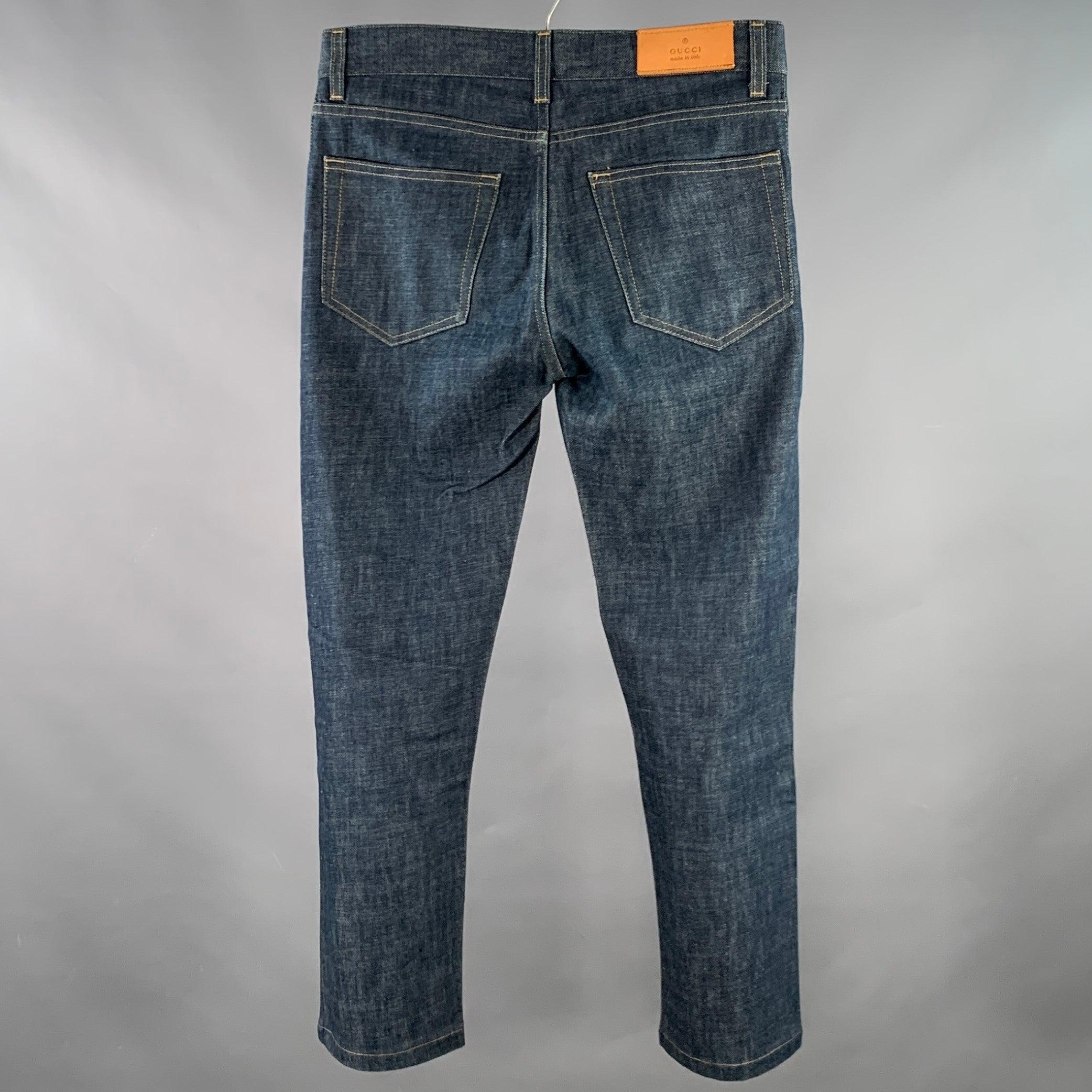 Jeans Gucci
en denim de coton bleu, avec une jambe droite, des surpiqûres contrastées jaunes et une braguette à boutons. Fabriqué en Italie. Excellent état. 

Marqué :   IT 44 

Mesures : 
  Taille : 28 pouces  Montée : 7.5 pouces  Entrejambe : 26