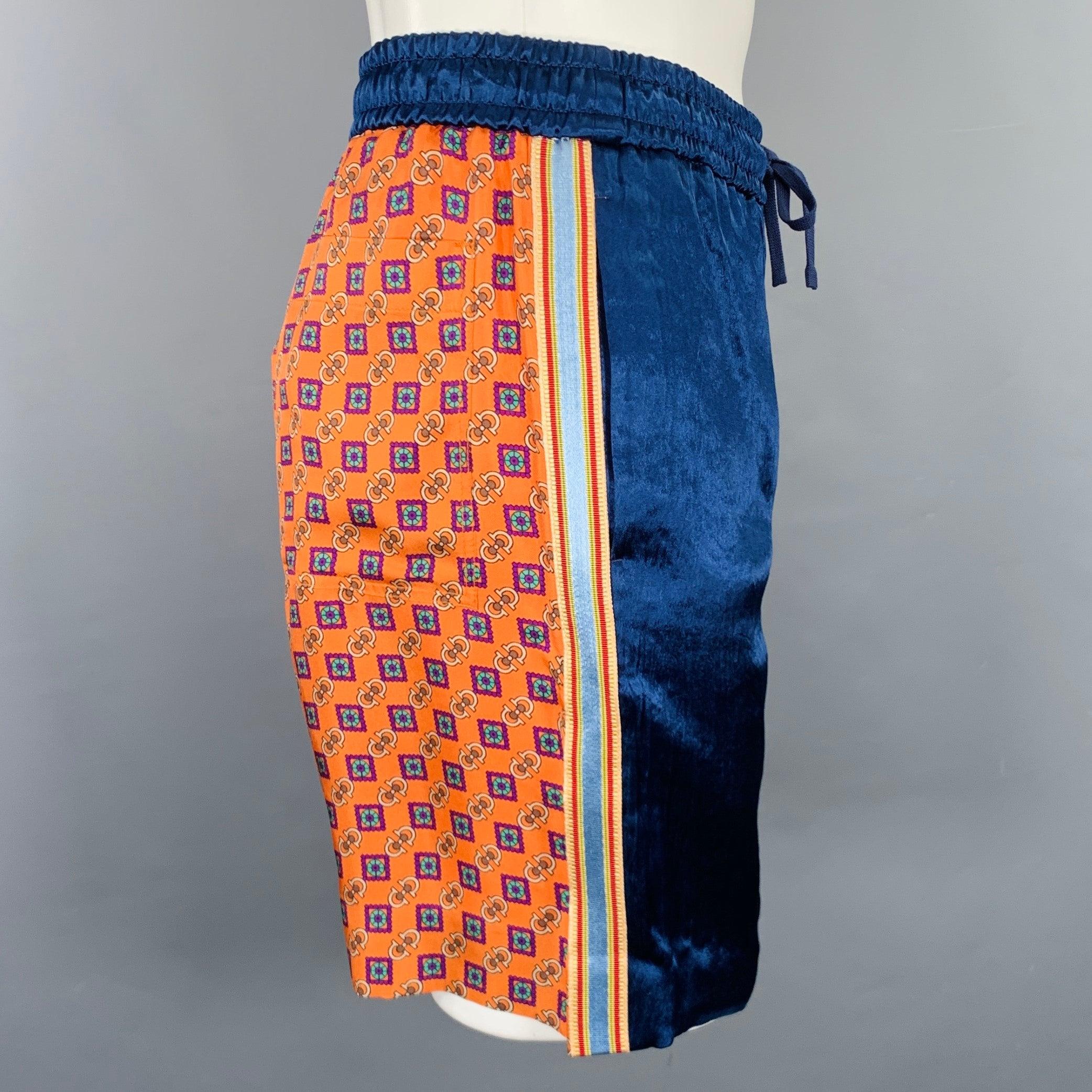 Pantaloncini Gucci by Alessandro Michele 2019 in acetato e seta blu e arancione con stile joggers, motivo a morsetto sul retro e chiusura con coulisse. Made in Italy.Nuovo con etichette. 

Contrassegnato:   IT 44 

Misure: 
  Vita: 28 - 32 pollici