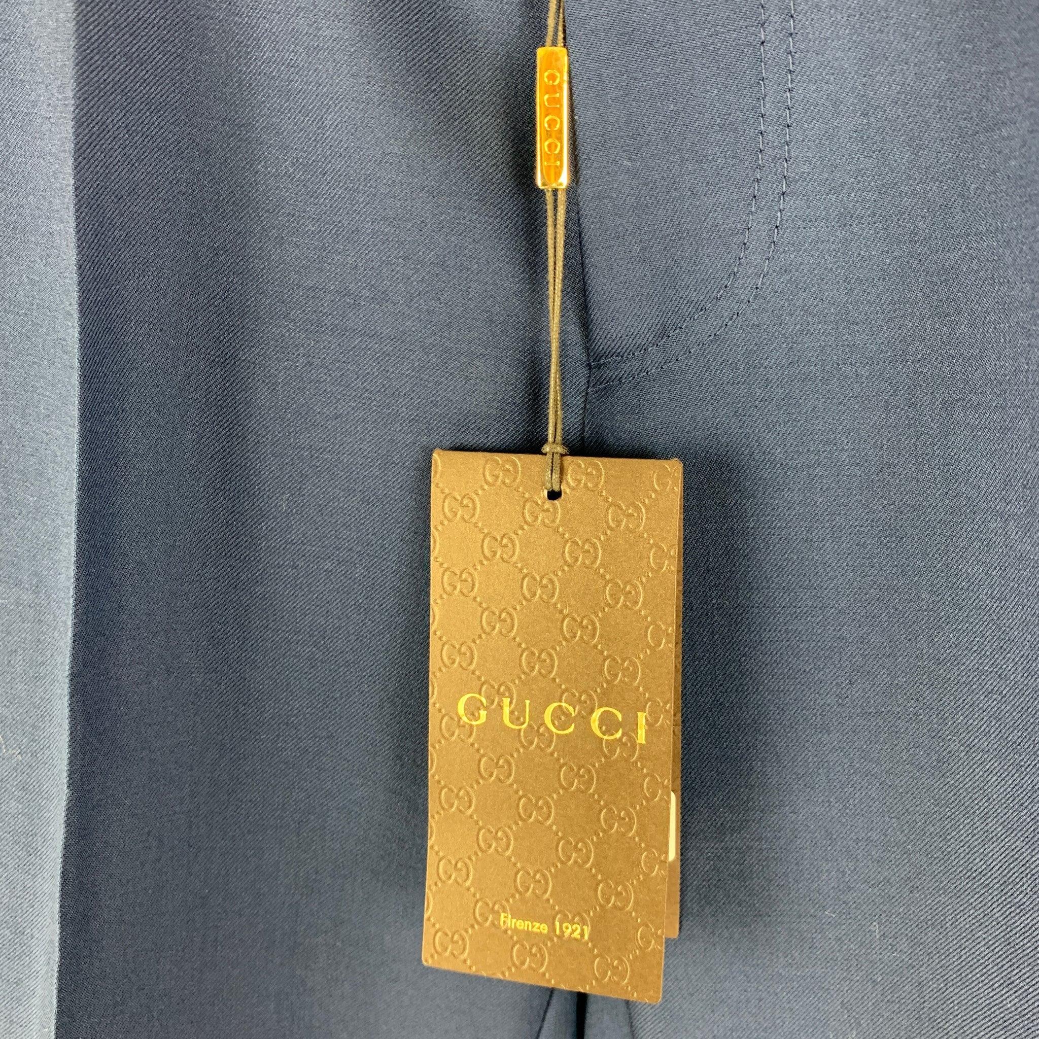 Die lässige Hose von GUCCI aus weichem Twill-Material aus Wolle und Mohair in Marineblau hat eine reguläre Passform, einen elastischen Bund, ein plissiertes Detail auf der Vorderseite und einen Hosenschlitz mit Knopfverschluss. Hergestellt in