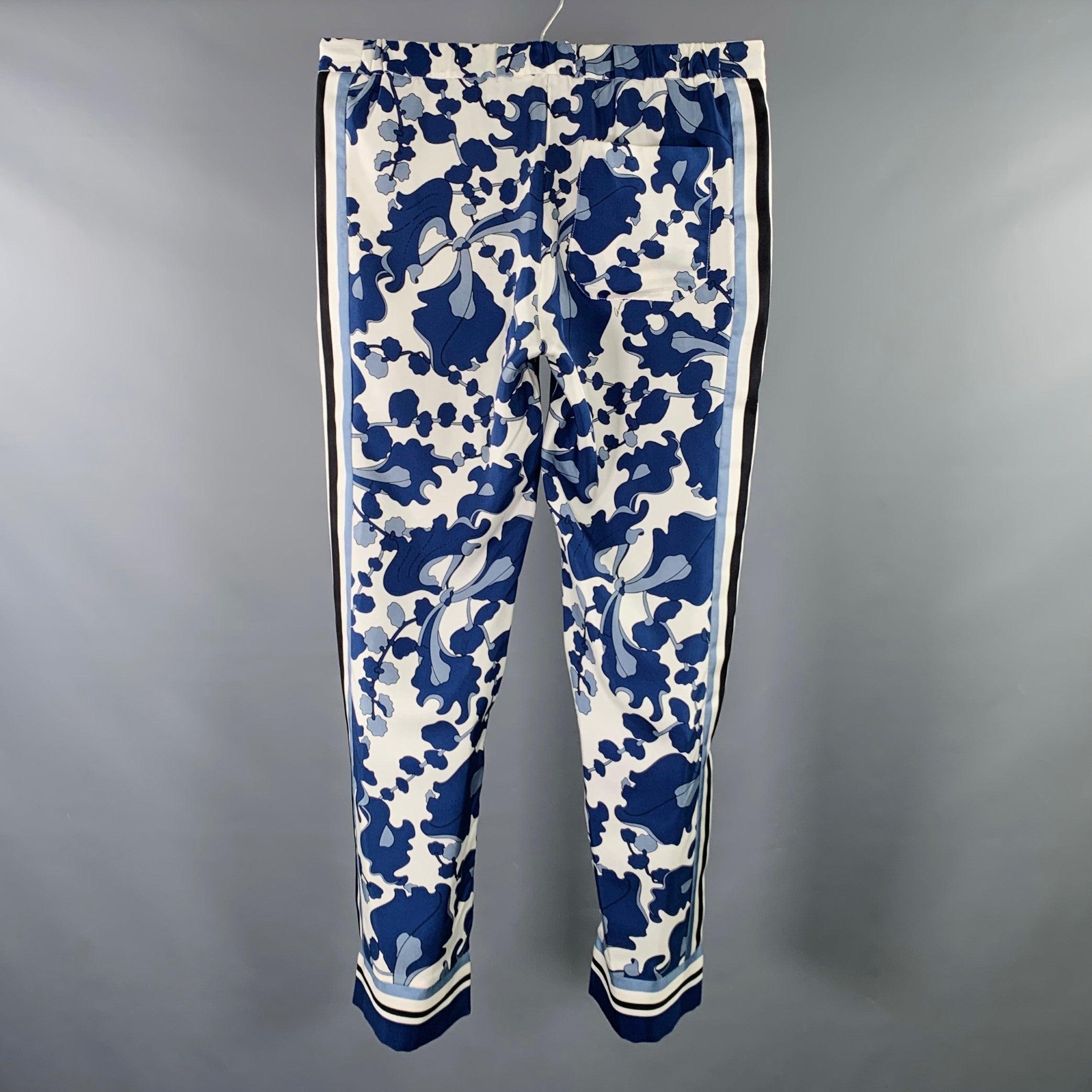 GUCCI casual pants
in a blue and white silk featuring a floral print with GUCCI signature details, elastic waistband, and zip fly closure.Good Pre-Owned Condition. Moderate signs of wear, please check photos. 

Marked:   IT 48 

Measurements: 
 