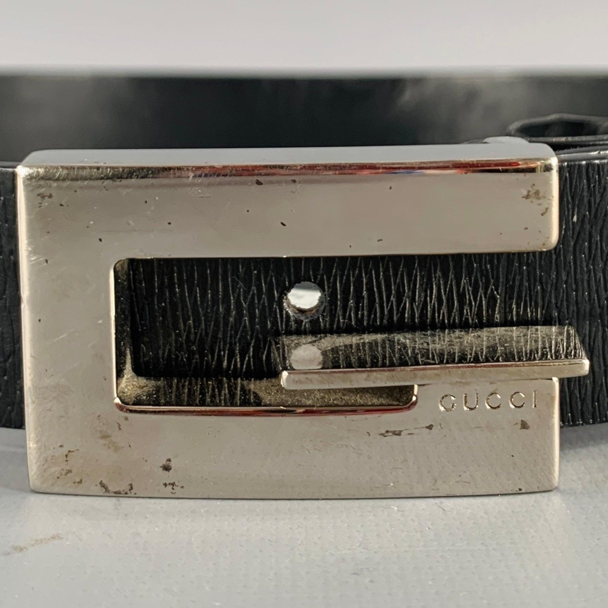 Vintage GUCCI belt
in a black leather featuring silver tone metal 