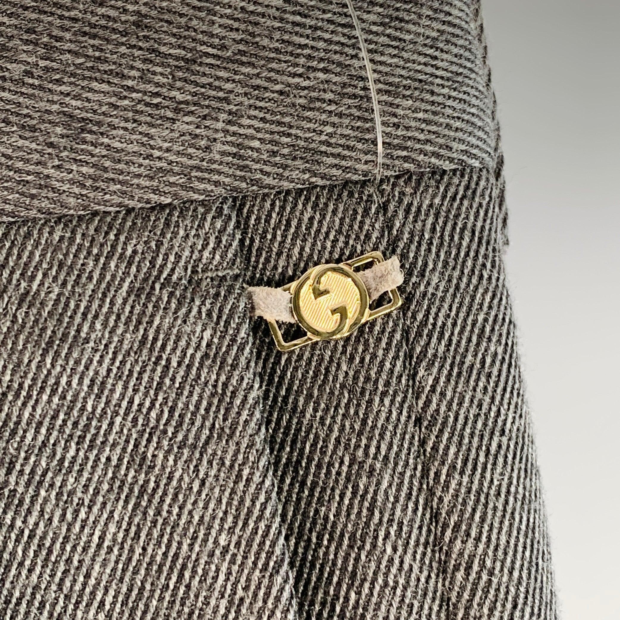 Pantalon habillé Gucci
en sergé de laine gris, avec un devant plat, une jambe fuselée et une braguette boutonnée. Fabriqué en Suisse. Très bon état. Petite marque sur la jambe. 

Marqué :   IT 50 

Mesures : 
  Taille : 34 pouces Taille : 8.5 pouces
