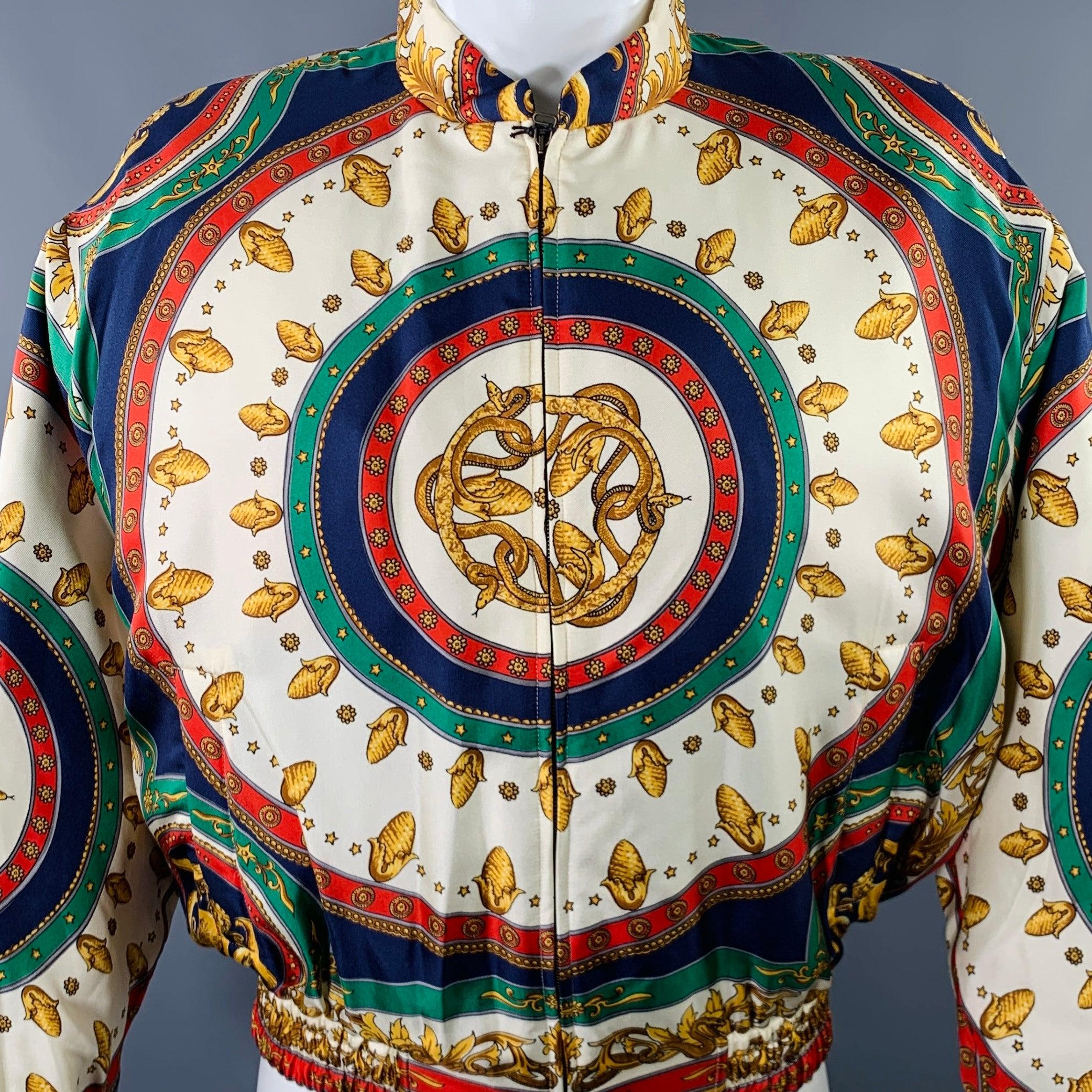 Veste GUCCI en soie beige et multicolore, style blouson avec cordon de serrage à la taille, imprimé graphique vibrant, épaules épaisses et paddées, fermeture à glissière. Fabriqué en Italie. Nouveau avec étiquettes. 

Marqué :   IT 46 

Mesures : 
