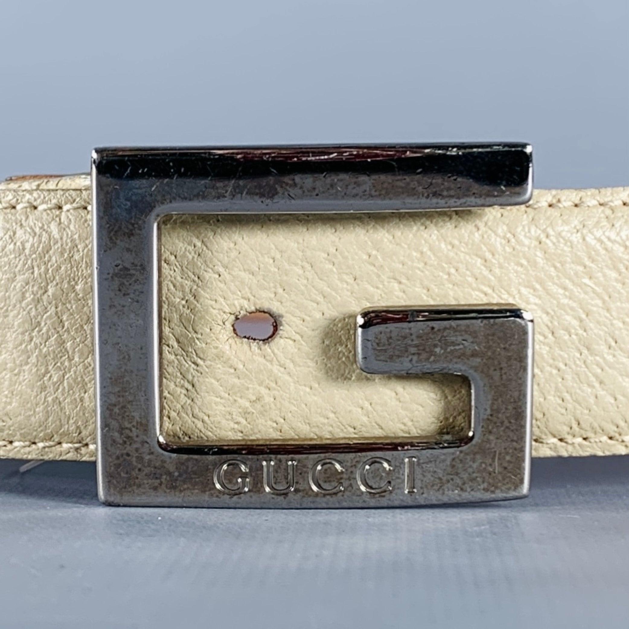 GUCCI belt
in a beige leather featuring a silver tone metal G monogram buckle. Very Good Pre-Owned Condition. 

Marked:   90 36 037 0959 0959 5Length: 39.5 inches Width: 1 inches Fits: 33 inches  - 36 inches Buckle: 1.75 inches 
  
  
 
Sui Generis