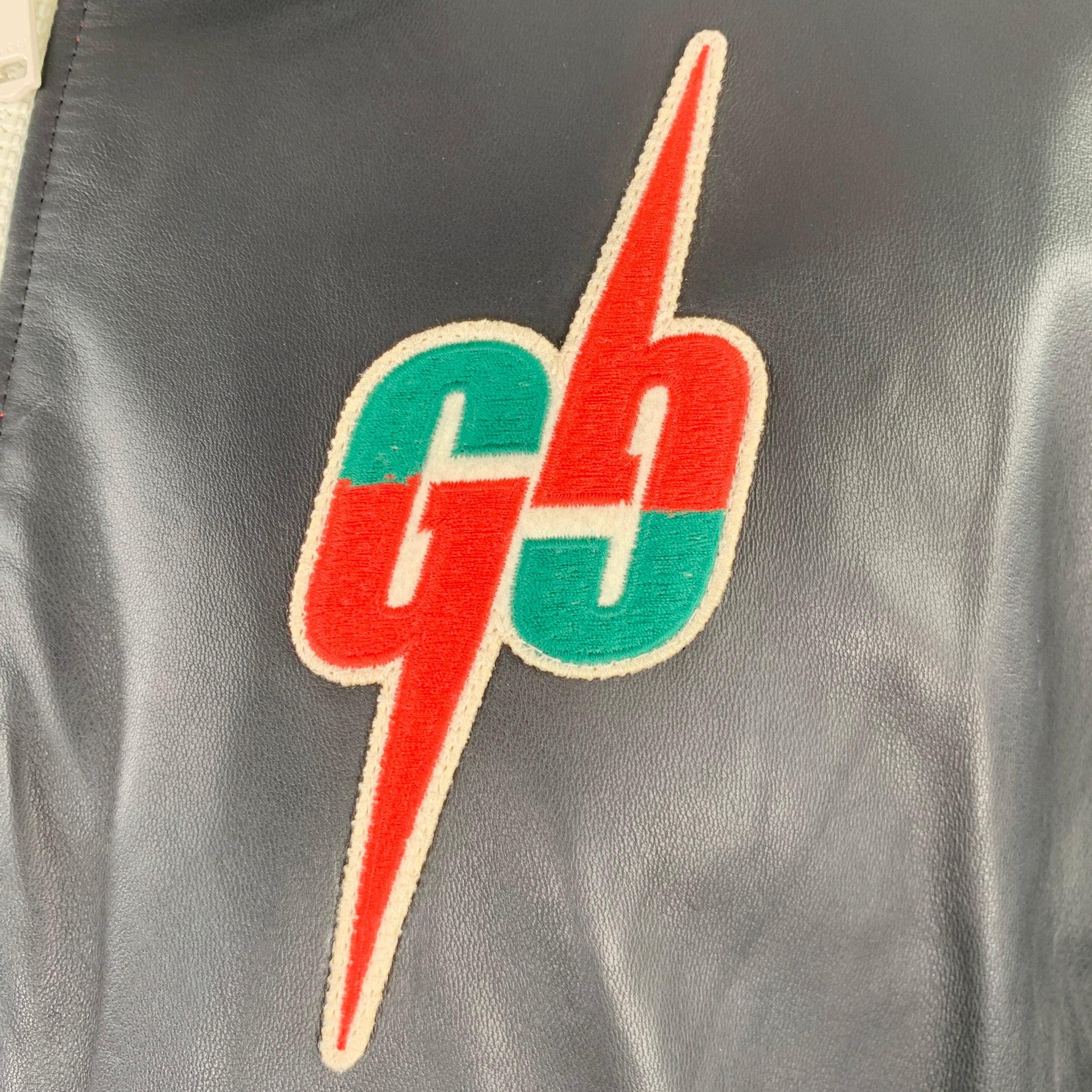 Veste d'équipe GUCCI en cuir d'agneau noir, style color block, capuche et côtés zippés en polyamide rouge, double écusson GG et fermeture à glissière. 

Marqué :   IT 46 

Mesures : 
 
Epaule : 23 pouces Poitrine : 47 pouces Manche : 24 pouces