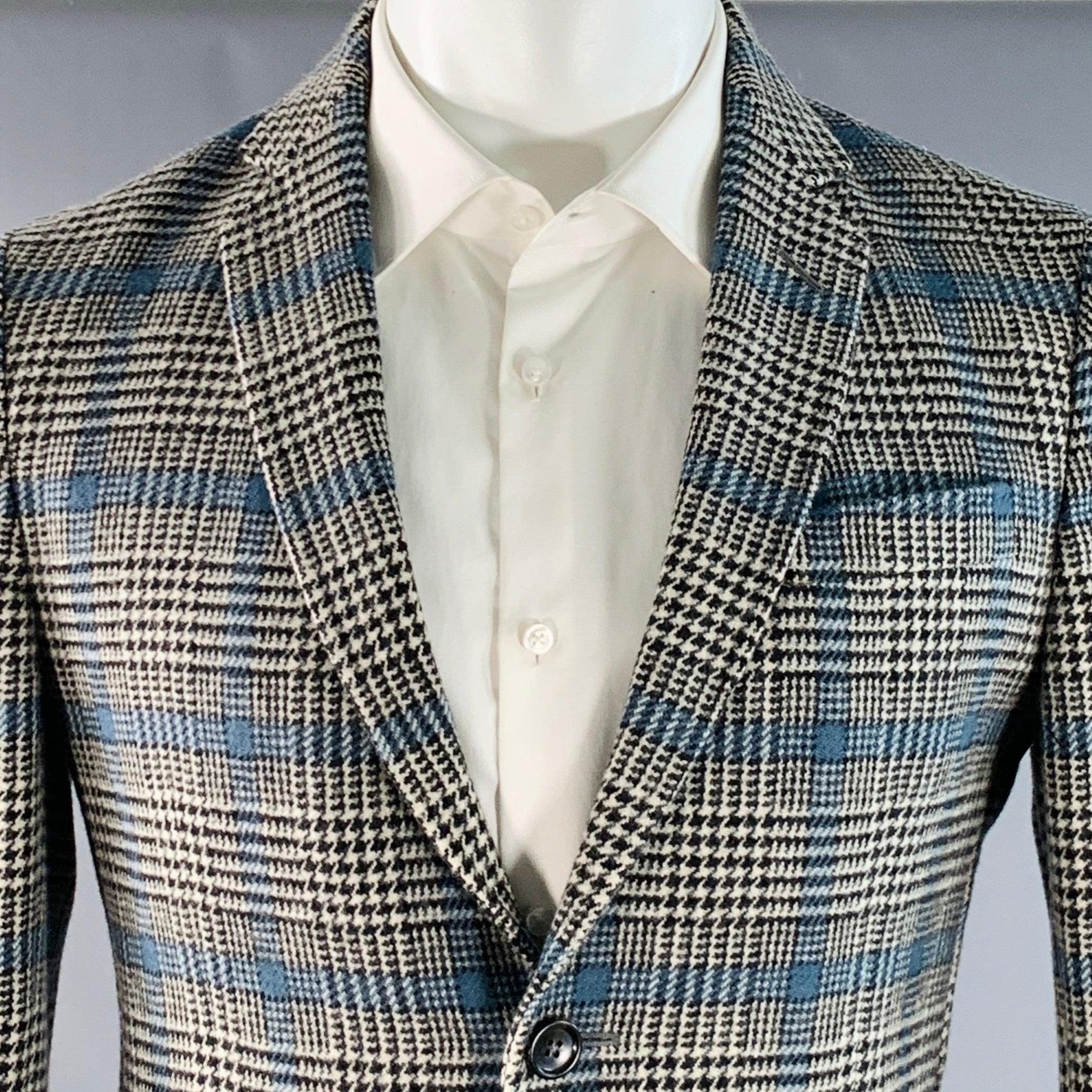 GUCCI
costume en laine glenplaid noire, blanche et bleue avec une demi-doublure, comprenant un manteau de sport à un seul boutonnage et double boutonnage avec un revers à cran et un pantalon assorti à devant plat. Note : ce vêtement a été