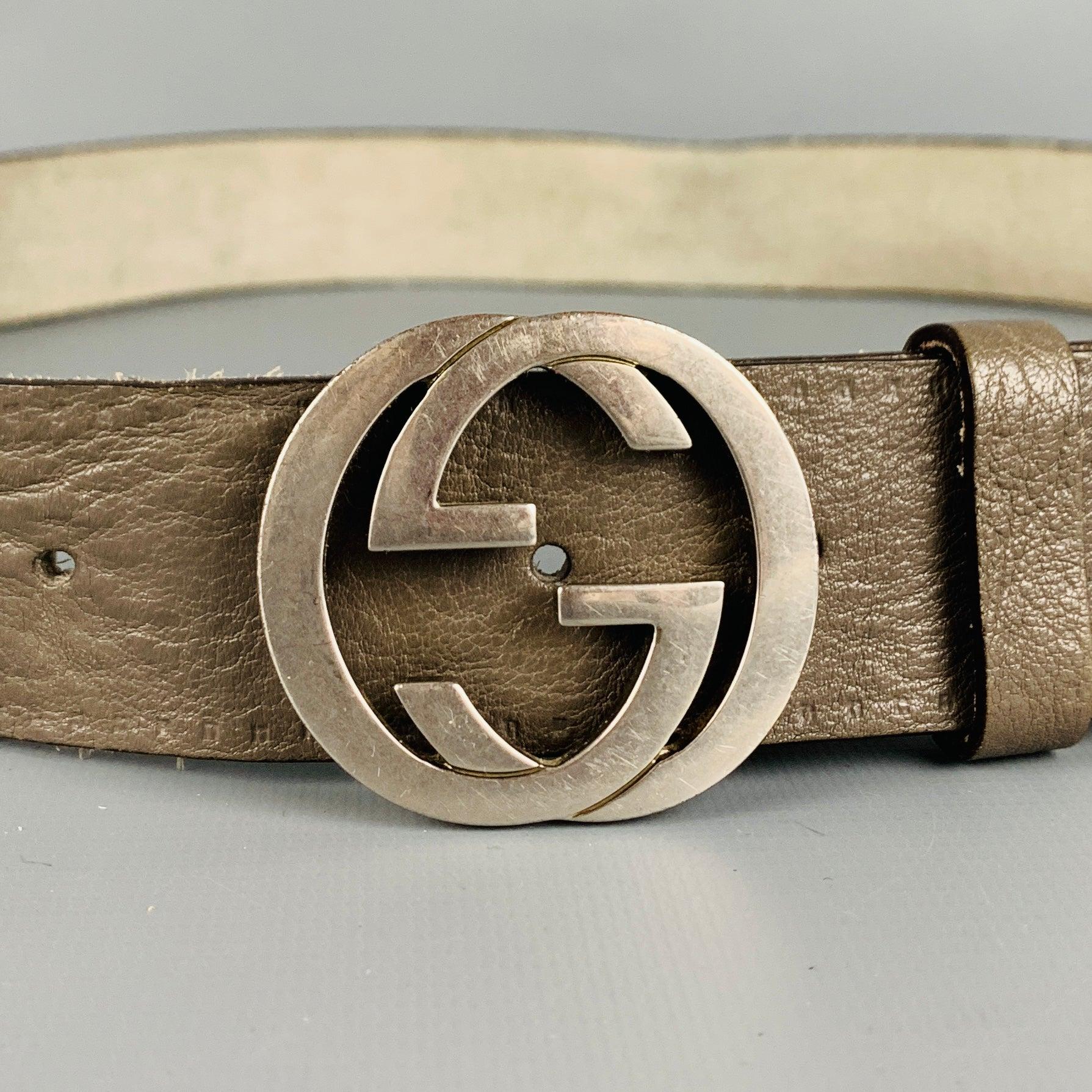 GUCCI belt in a grey leather featuring silver tone interlocking GG monogram buckle. Made in Italy.Very Good Pre-Owned Condition. Signs of wear on buckle
and belt holes. 

Marked:   size not marked.Length: 43 inches Width: 1.5 inches Fits: 36.5
