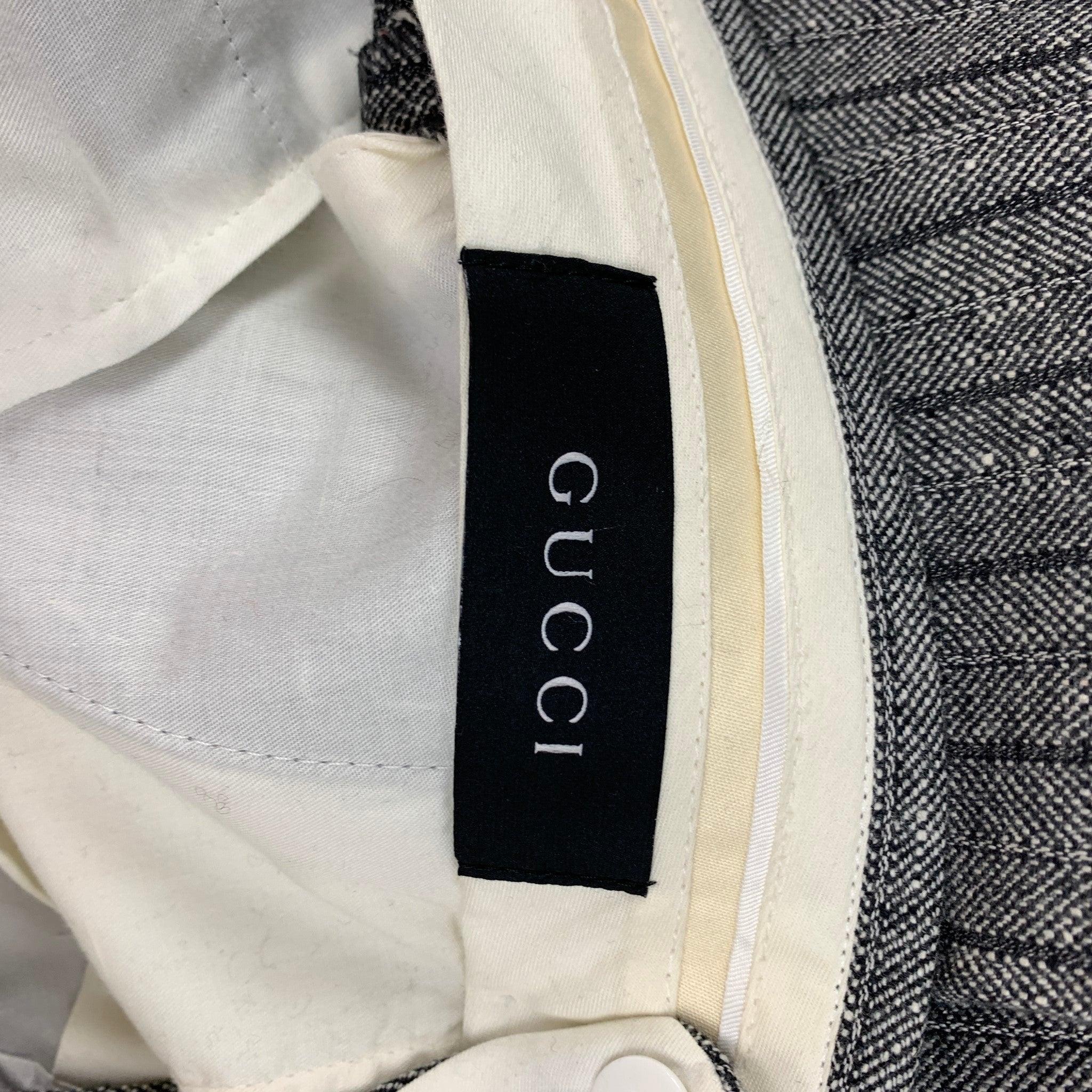 GUCCI Anzug mit grauen Streifen aus Wollmischung und Notch-Revers, Größe 38 im Angebot 6