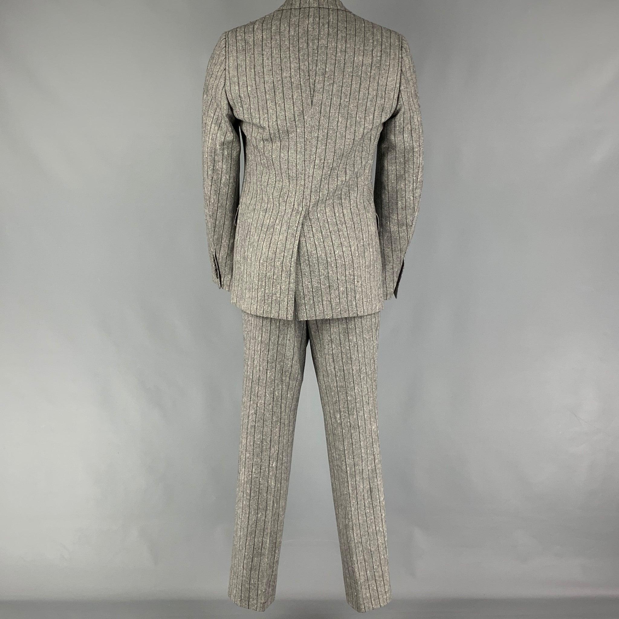 GUCCI Taille 38 Costume à revers échancré en laine mélangée à rayures grises Bon état - En vente à San Francisco, CA