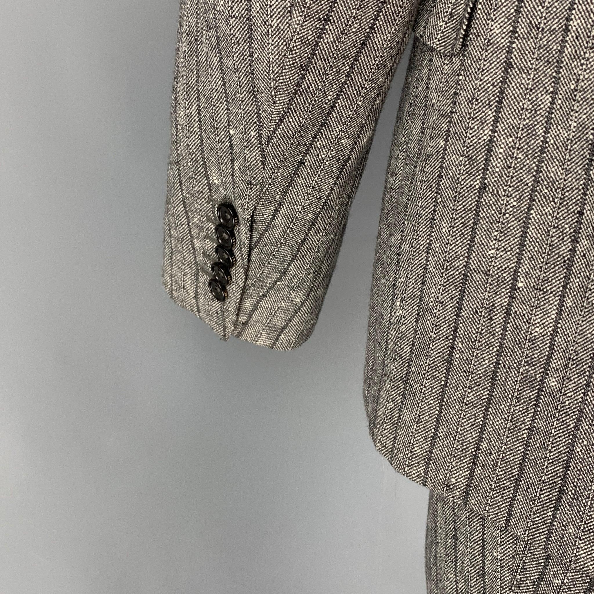 GUCCI Taille 38 Costume à revers échancré en laine mélangée à rayures grises Pour hommes en vente