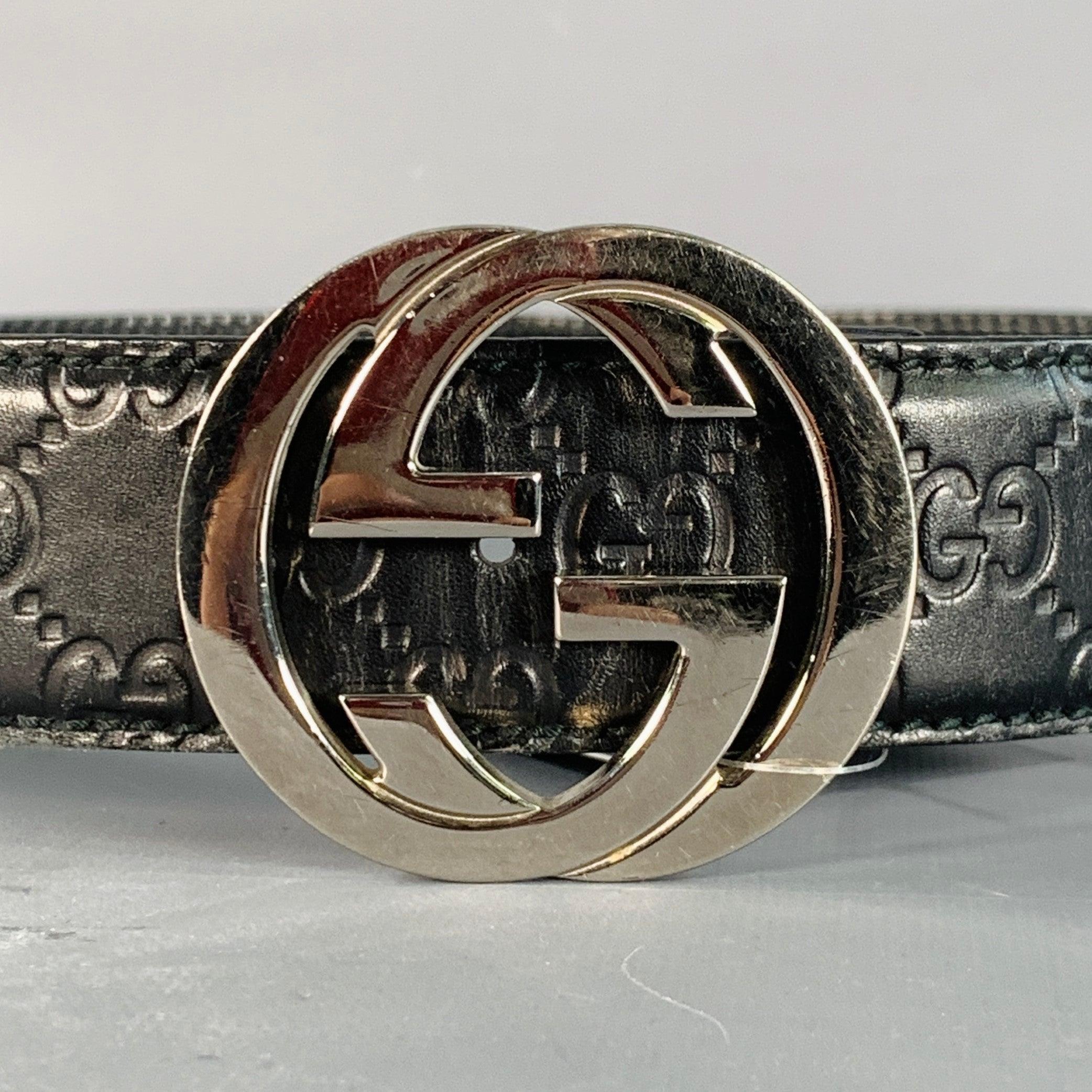 GUCCI
cintura in pelle nera goffrata con motivo Guccissima e chiusura con fibbia GG in metallo argentato. Made in Italy.Buone condizioni di usato. Segni di usura sui fori della cinghia. 

Contrassegnato:   114984 497717 95 38Lunghezza: 43 pollici