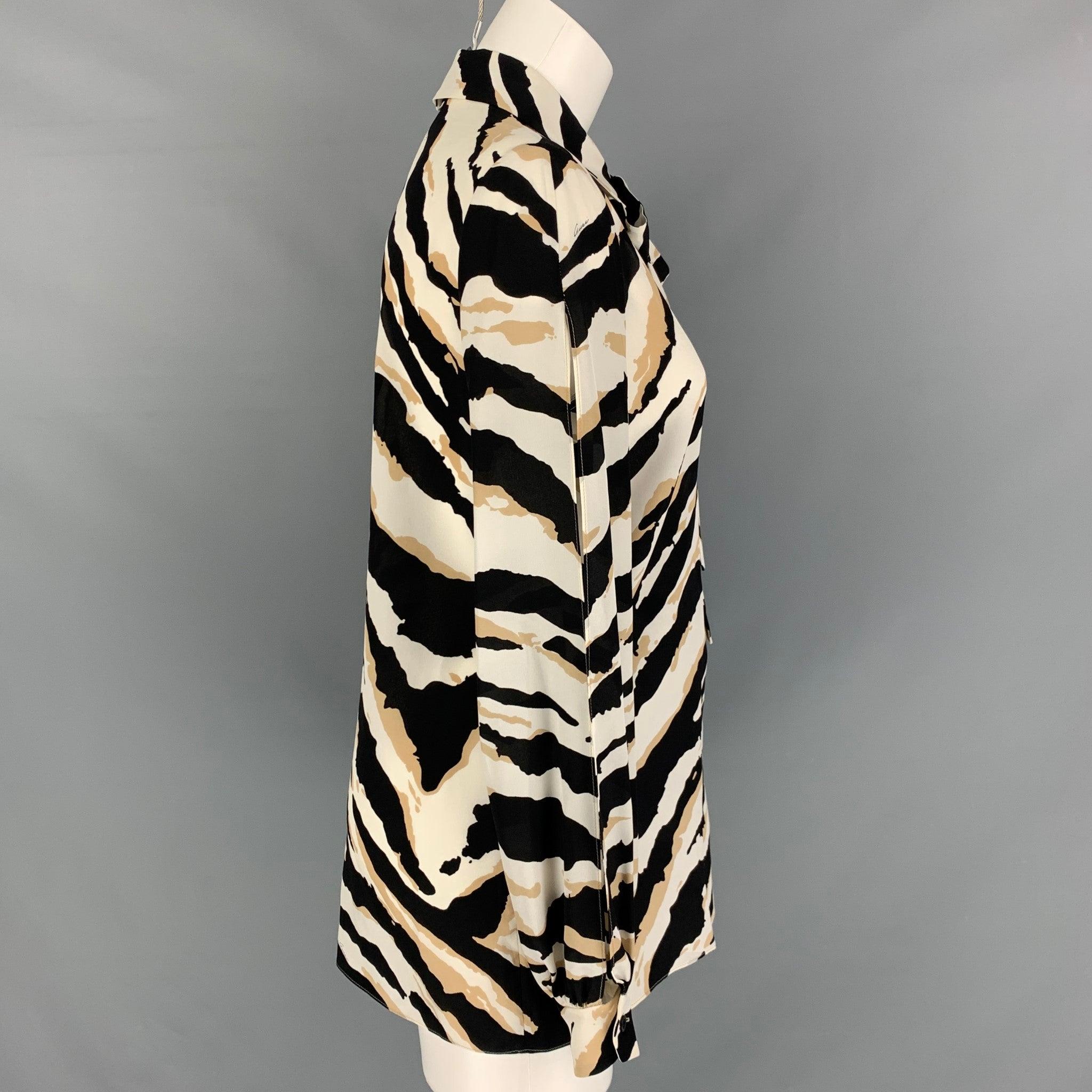 Die langärmelige Bluse von GUCCI ist aus Seidenstoff mit schwarzem und weißem Tierprint gefertigt und hat eine verdeckte Knopfleiste mit Nackenband. Made in Italy Ausgezeichneter Pre-Owned Zustand. 

Markiert:   40 

Abmessungen: 
 
Schultern: 17