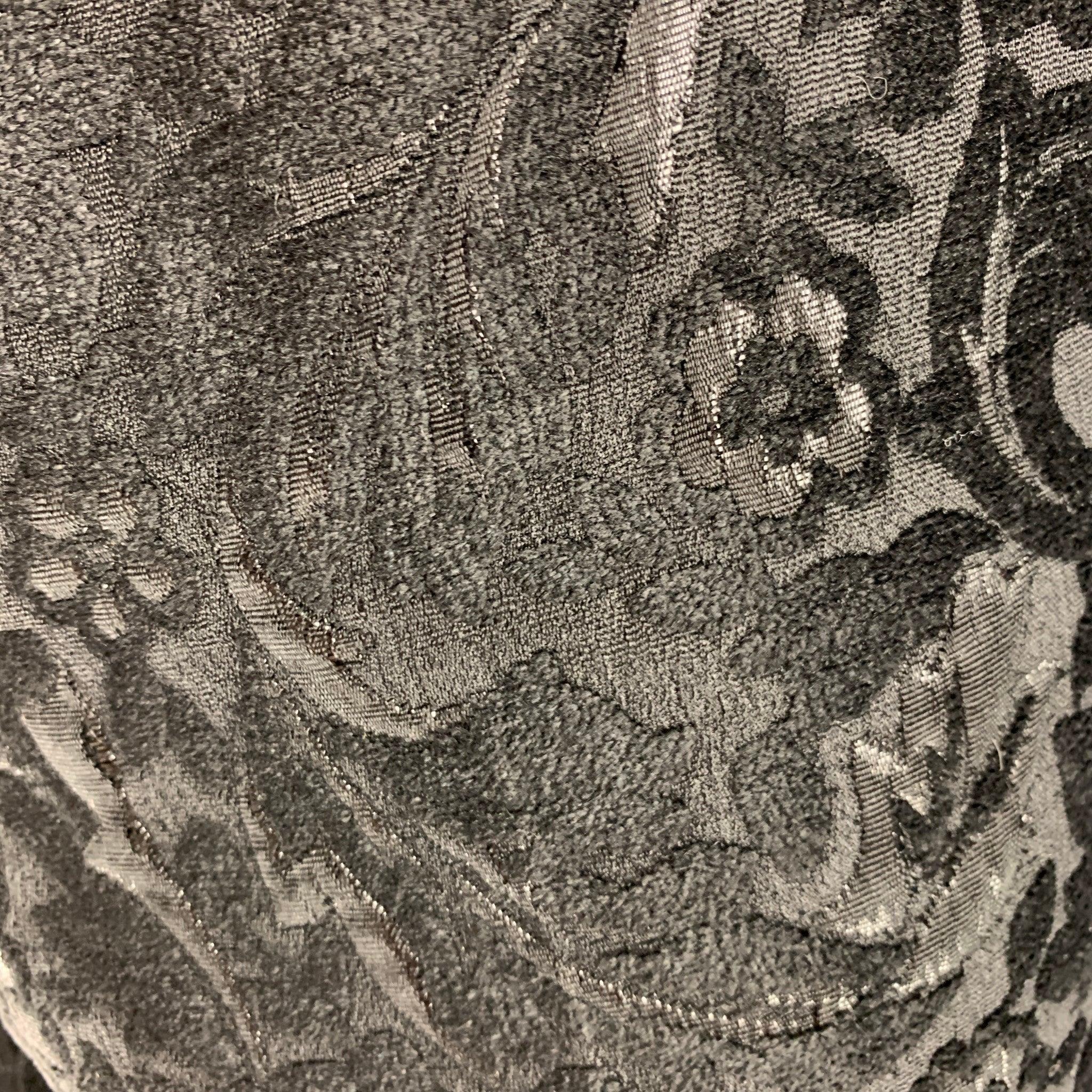Die GUCCI Anzughose aus schwarzem Viskose-Jacquard-Material zeichnet sich durch eine niedrige Leibhöhe, geschlitzte Taschen und einen Reißverschluss am Hosenschlitz aus. 
Hergestellt in Italien &New with Tags. 

Markiert:  4 

Abmessungen: 
 Taille: