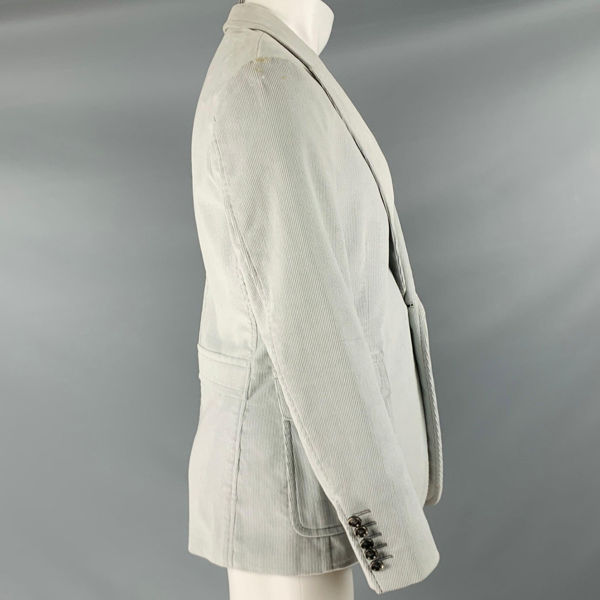 GUCCI sport coat
in a
grey cotton corduroy fabric featuring peak lapel, buttoned patch pockets, and single button closure. Made in Italy.Good Pre-Owned Condition. Moderate marks, please check photos. As is. 

Marked:   50R 

Measurements: 
