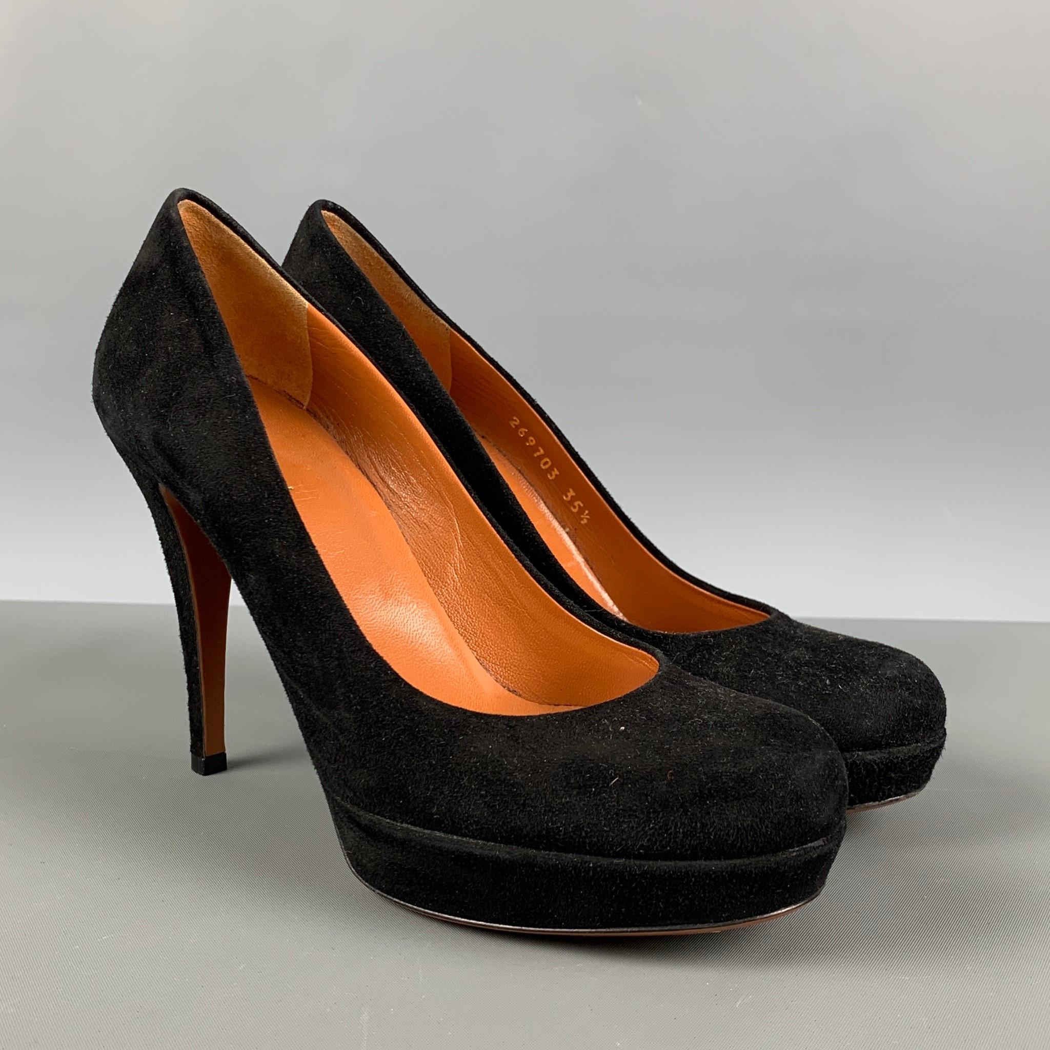 GUCCI pumps comes in a black suede leather featuring a platform style. Made in Italy.

Very Good Pre-Owned Condition.
Marked: 26 9703 35 1/2

Measurements:

Heel: 4.25 in.
Platform: 1 in.   

SKU: 124740
Category: Pumps

More Details
Brand: