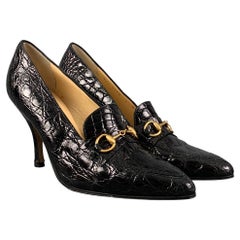 GUCCI Size 7.5 Black Gold Leather Embossed Pointed Toe Pumps