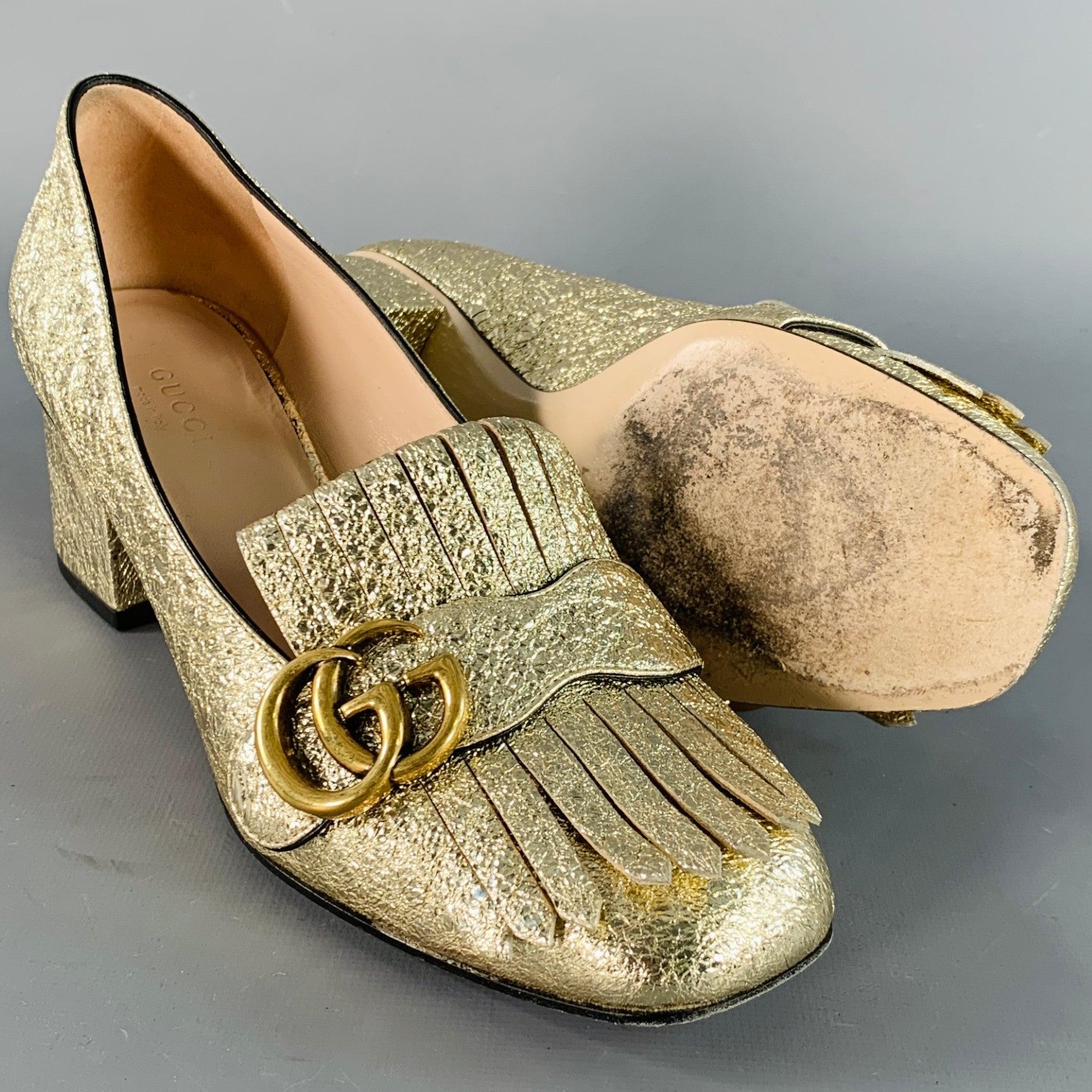 Gucci Size 7.5 Metallic Gold Leather Textured Eyelash Fringed Pumps (escarpins à franges en cuir texturé) Pour femmes en vente