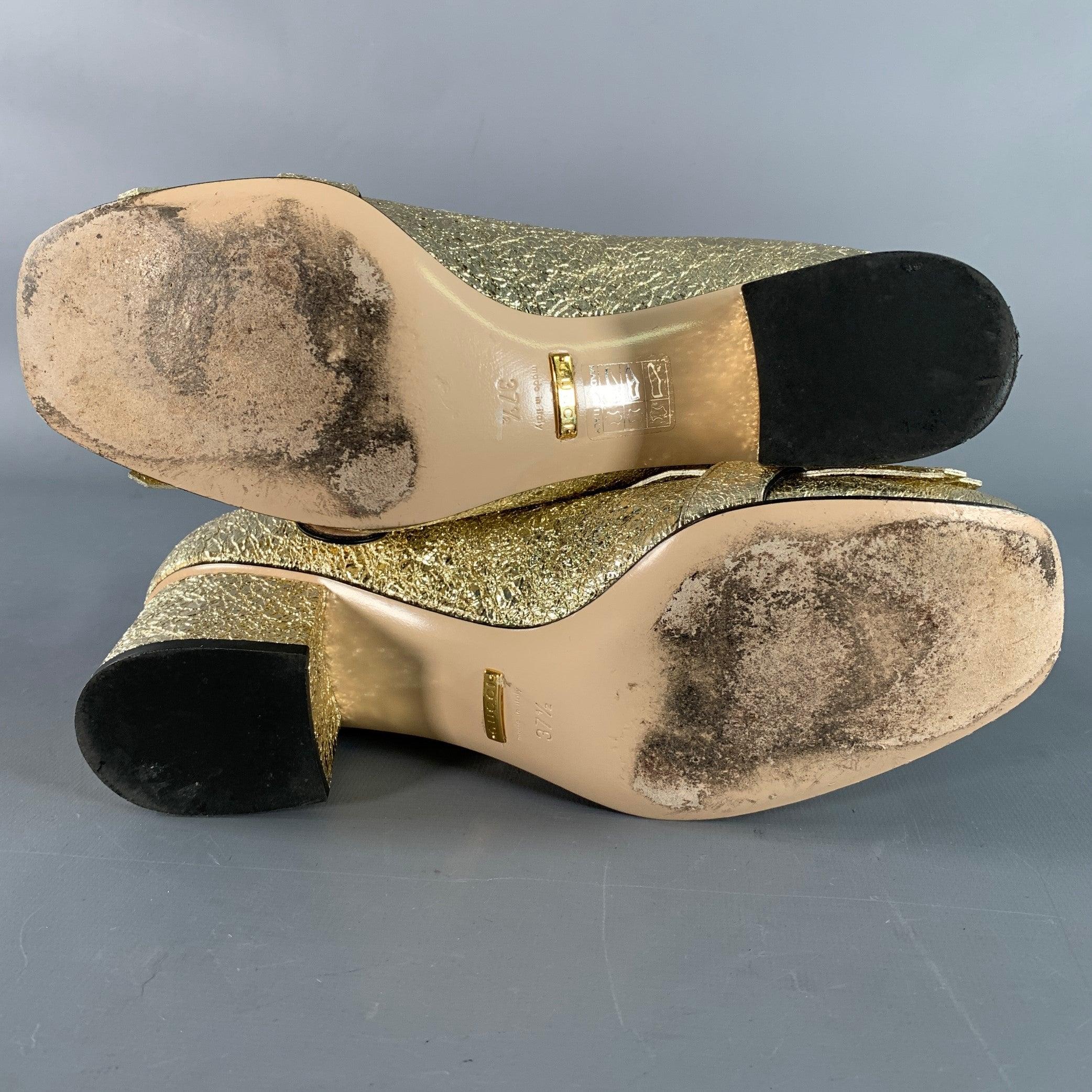 Gucci Size 7.5 Metallic Gold Leather Textured Eyelash Fringed Pumps (escarpins à franges en cuir texturé) en vente 1