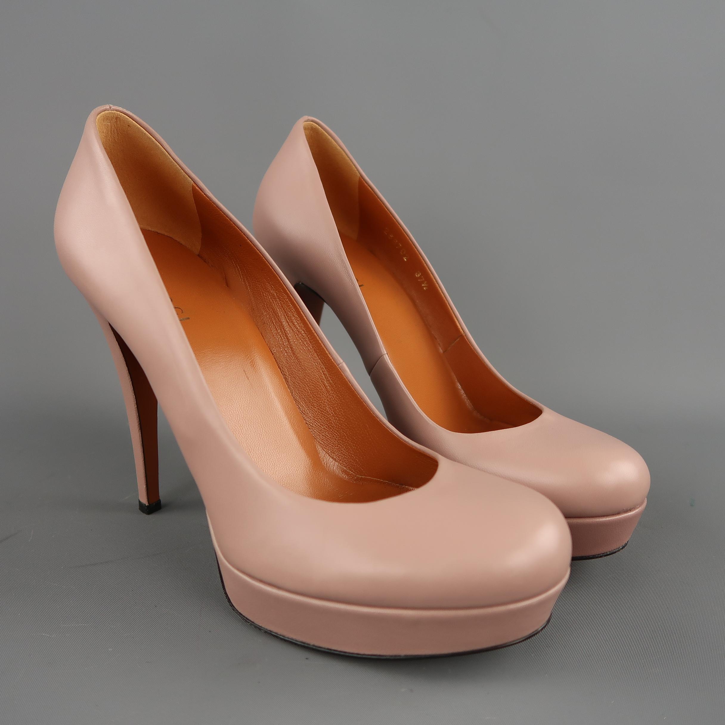 Classic GUCCI pumps come in muted pink leather with a round toe, covered platform, and covered stiletto heel. With box. Made in Italy.
 
Excellent Pre-Owned Condition.
Marked: IT 37.5
 
Measurements:
 
Heel: 5 in.
Platform: 0.85 in.