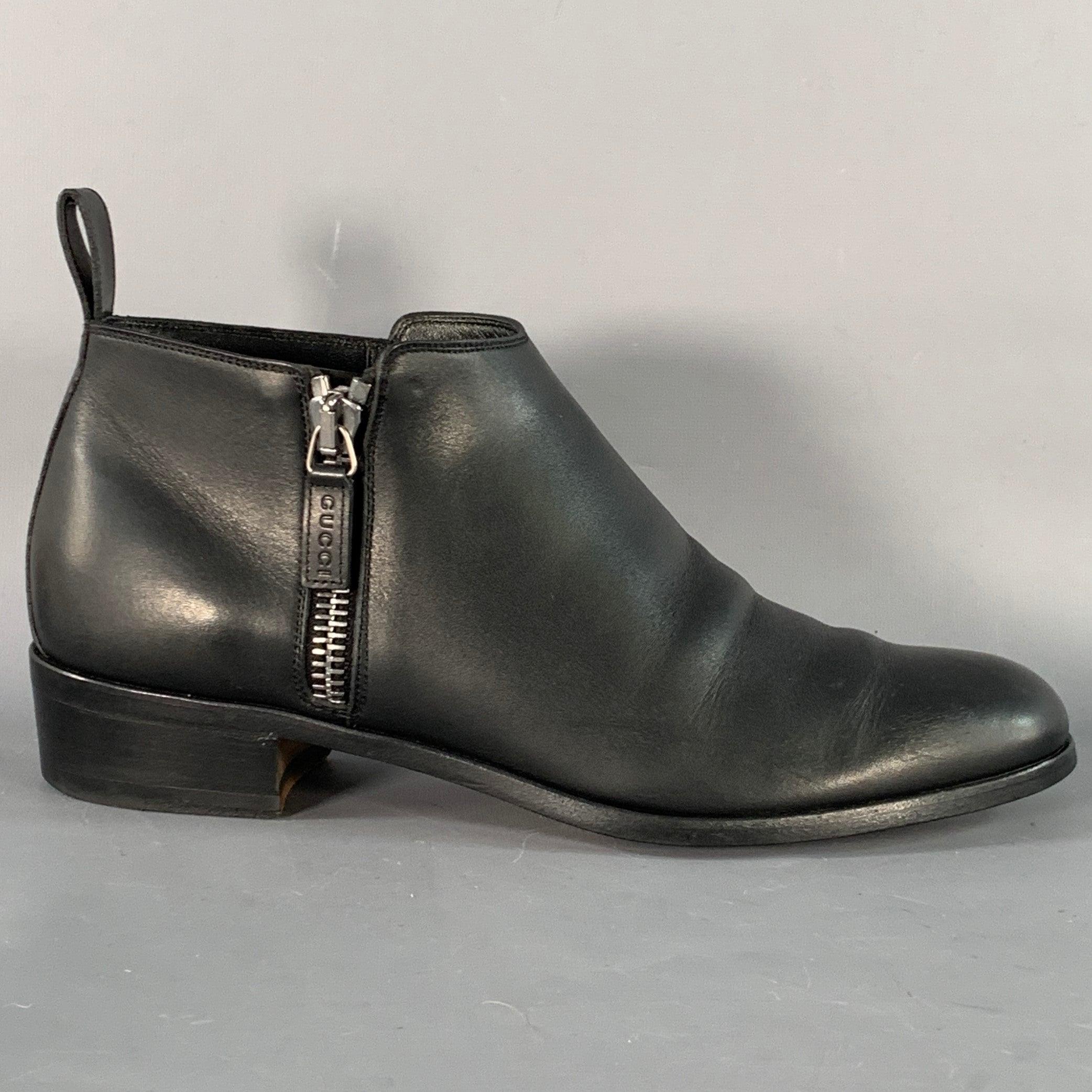 Bottes Gucci
en cuir noir, avec un style cheville, une semelle en cuir et une fermeture à glissière sur le côté. Fabriqué en Italie. Très bon état. 

Marqué :   368436 7.5 

Mesures : 
  Longueur : 11 pouces Largeur : 3.75 pouces Hauteur : 4.75
