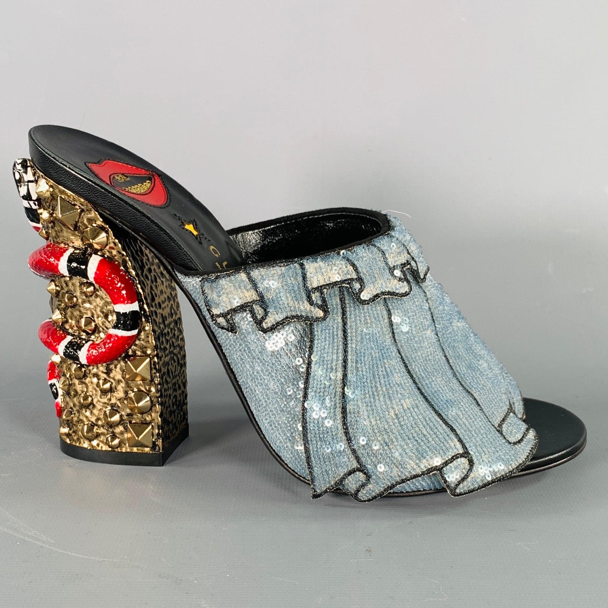 Sandales Gucci
en tissu bleu pailleté, présentant un style mules, un superbe talon clouté en métal doré avec serpents, et se fermant par glissement. Fabriqué en Italie. Nouveau sans boîte. 

Marqué :   42500 38 

Mesures : 
  Talon : 4.25 pouces 
 