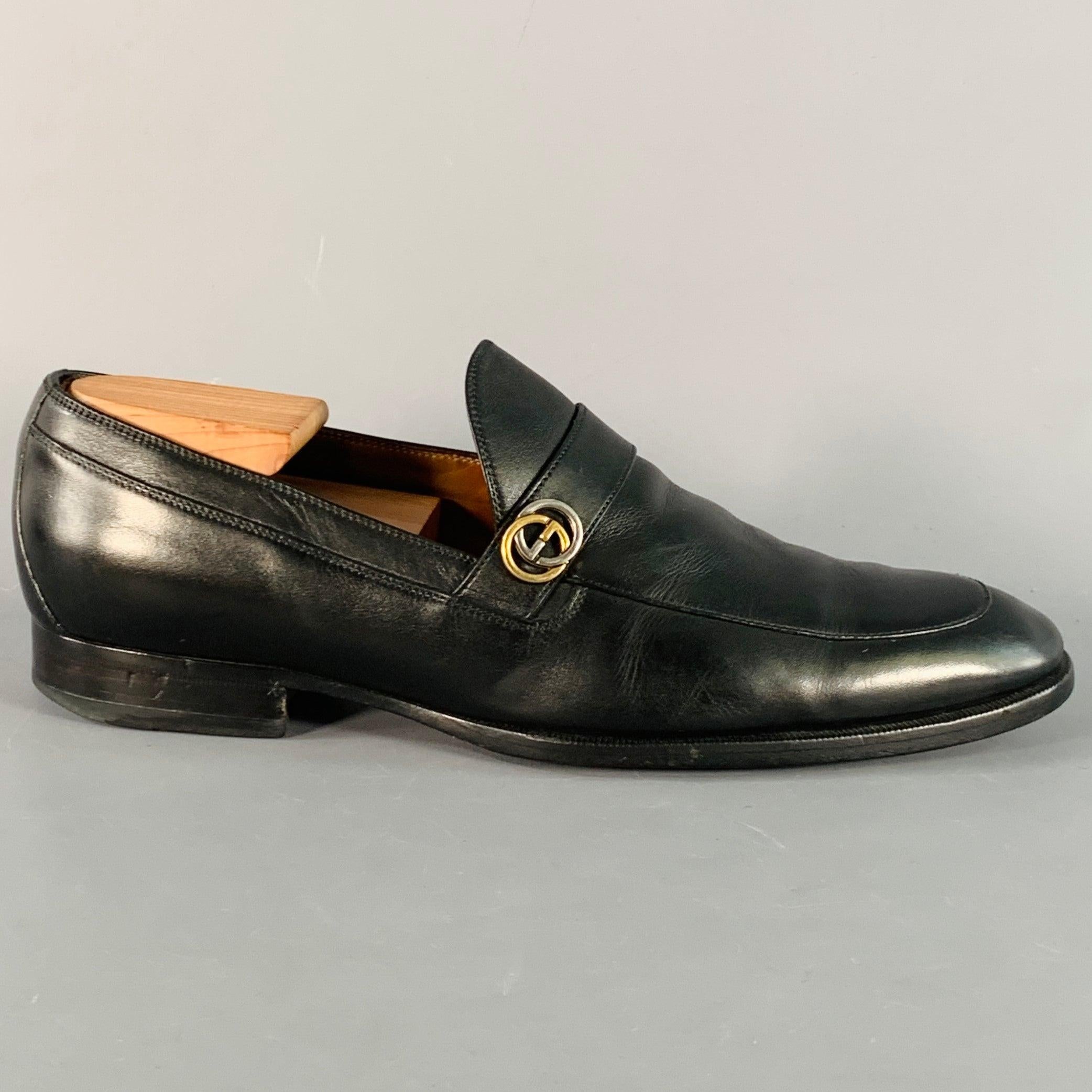 Mocassins Gucci
en cuir noir, avec une bride ornée d'un monogramme GG en métal doré et argenté, une semelle en cuir et une fermeture à glissière. Les embauchoirs ne sont pas inclus. Fabriqué en Italie. Bon état d'usage. Signes d'usure modérés sur