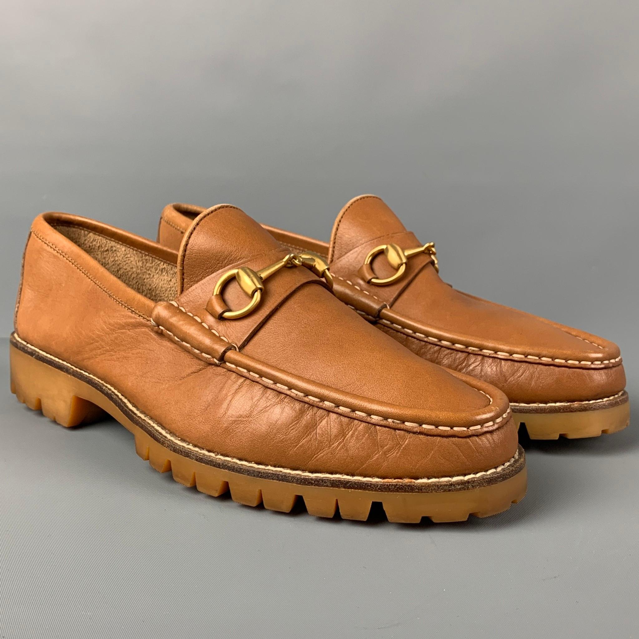 GUCCI loafers comes in a tan leather featuring a gold tone horsebit design and a slip on style. Made in Italy. 

Very Good Pre-Owned Condition.
Marked: 8 D

Outsole:11 in. x 4 in. 