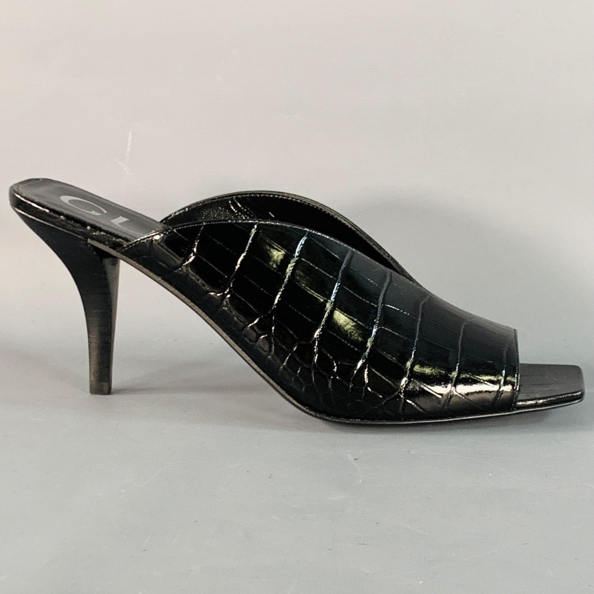 Escarpins Gucci
en cuir noir gaufré, avec un style mules, un bout carré et une fermeture à glissière. Fabriqué en Italie. Nouveau sans boîte. 

Marqué :   695309 39.5 042 

Mesures : 
  Talon : 3.25 pouces 
  
  
 
Référence Sui Generis :