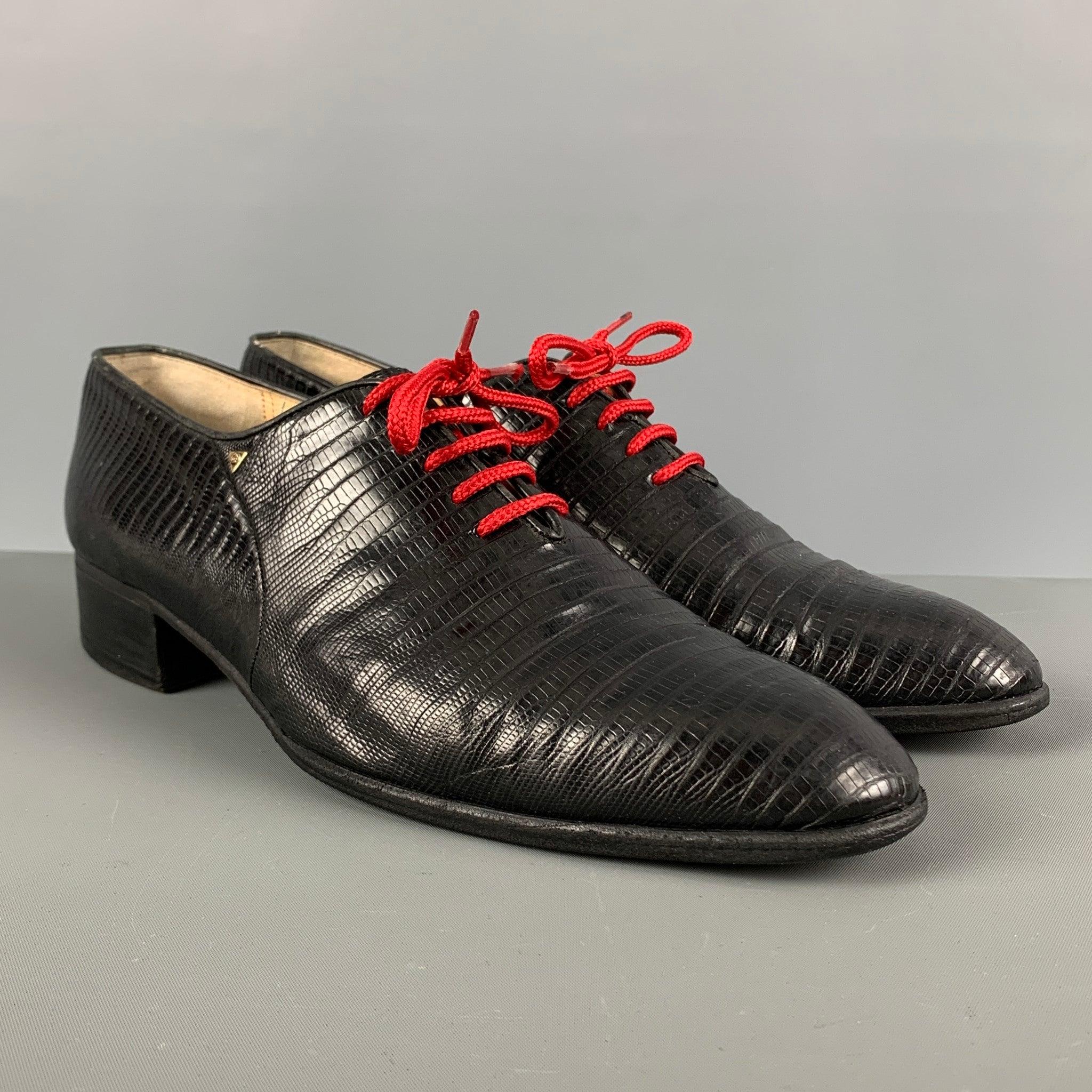 GUCCI VINTAGE Schuhe aus schwarzem geprägtem Leder mit rotem Schnürverschluss. Hergestellt in Italien, guter gebrauchter Zustand. Im Ist-Zustand. 

Markiert:   42 1/2 0003 111Außensohle: 11 Zoll  x 3,75 Zoll 

  
  
 
Referenz: 124990
Kategorie: