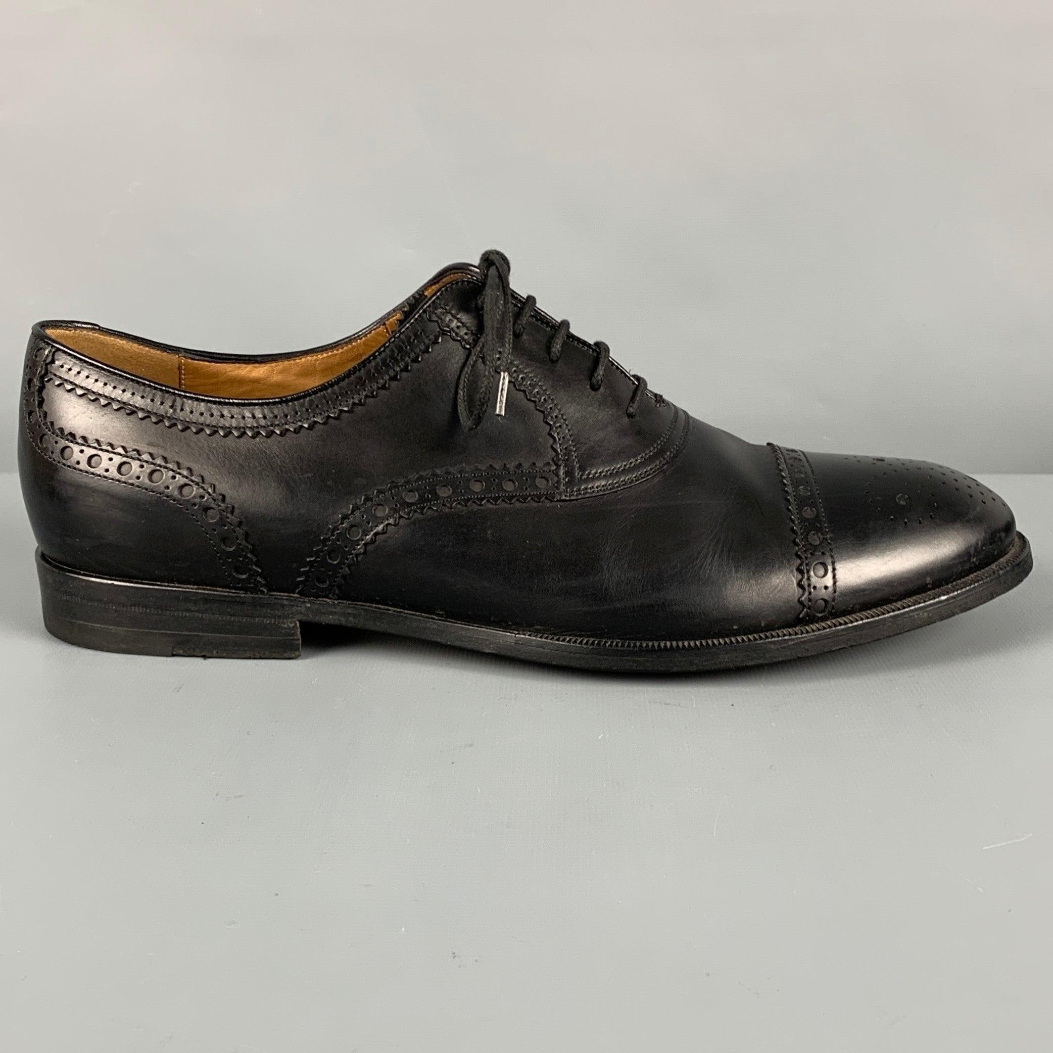 GUCCI shoes
in a black leather fabric featuring an oxford style with cap toe, and lace-up closure. Made in Italy.Very Good Pre-Owned Condition. Minor signs of wear. 

Marked:   312279 9Outsole: 11.5 inches  x 4 inches 
  
  
 
Sui Generis Reference: