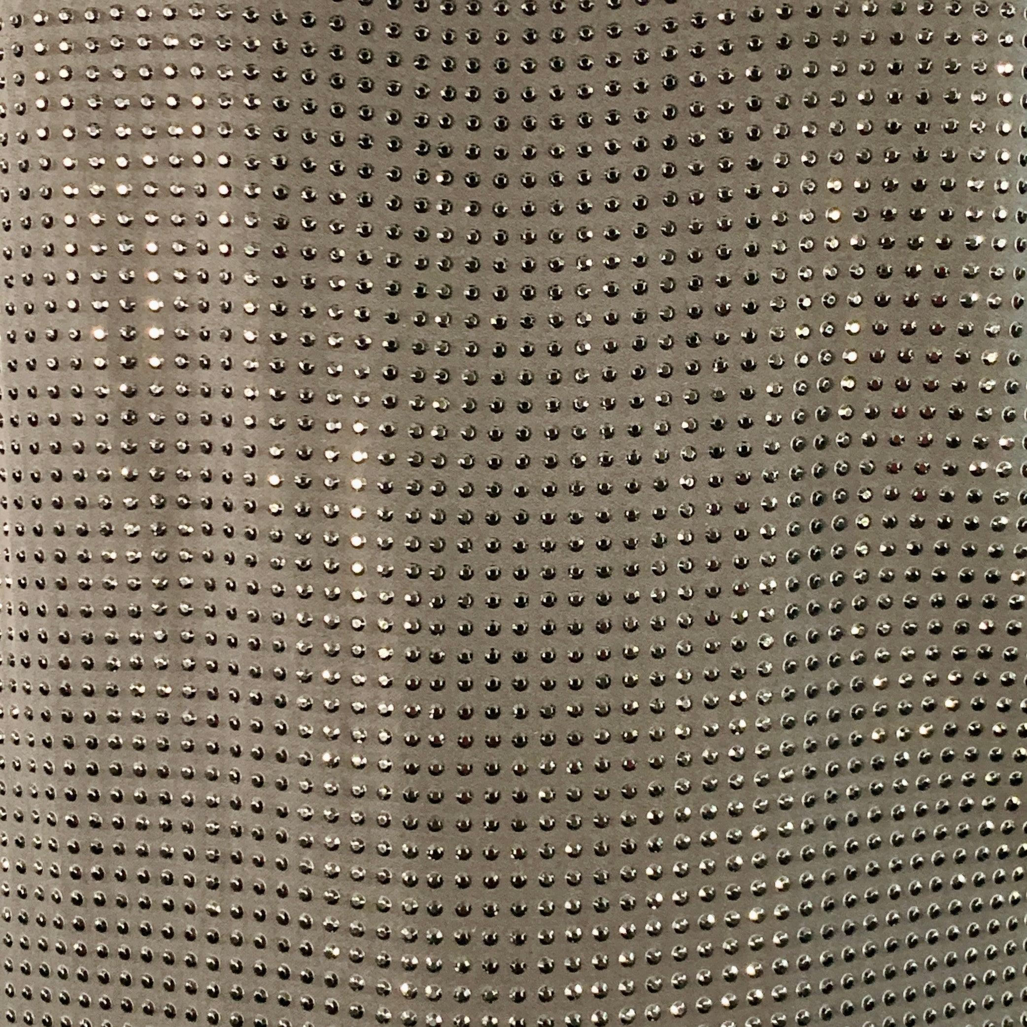 GUCCI-T-Shirt
aus schwarzem Seidenjersey mit Nietenmuster auf der Vorderseite, lässigen Dolman-Ärmeln und Rundhalsausschnitt. Made in Italy Ausgezeichneter Pre-Owned Zustand. 

Markiert:   Größe nicht markiert 

Abmessungen: 
 
Schultern: 17 Zoll