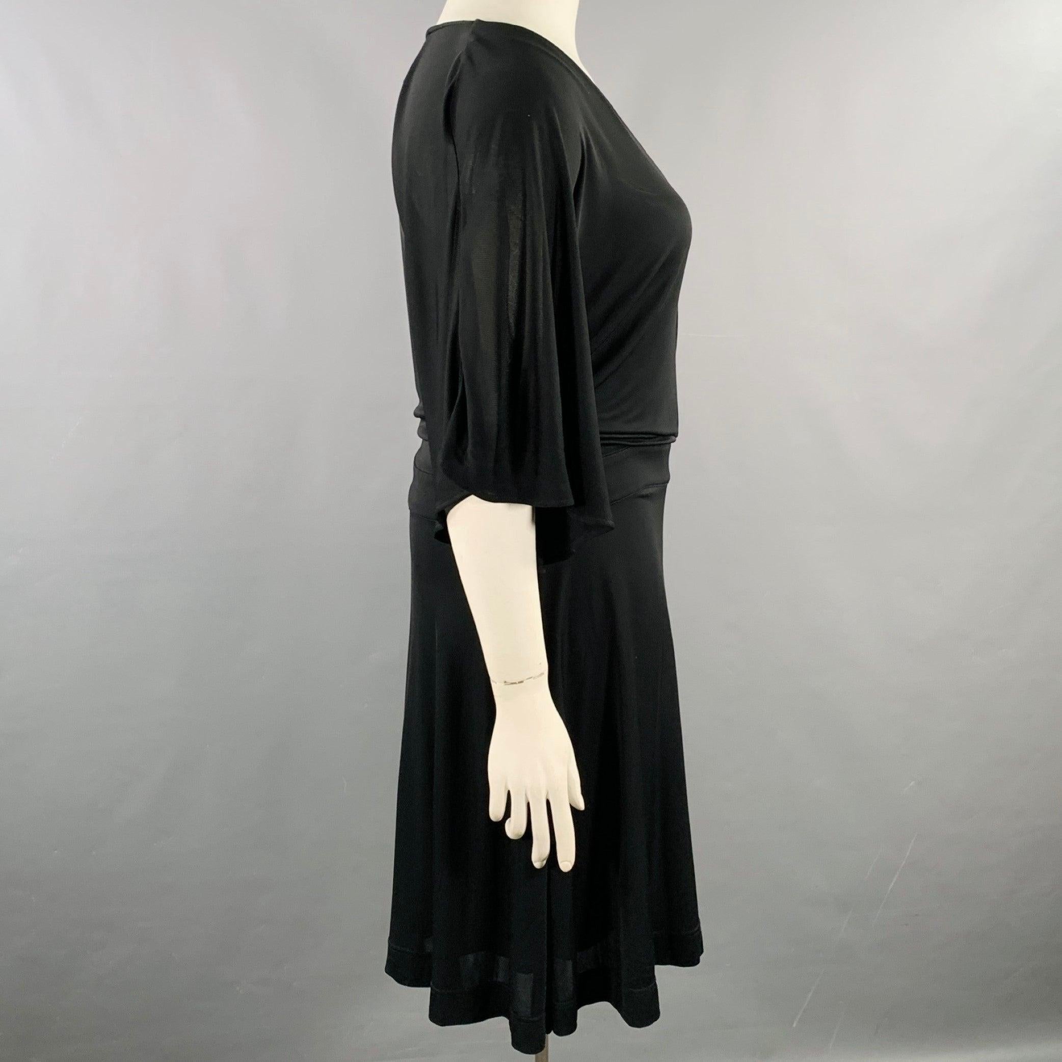 Robe Gucci
en viscose noire, avec une encolure en V, des manches papillon et une longueur midi. Fabriqué en Italie. Très bon état. Petite marque difficile à voir au dos. 

Marqué :   L 

Mesures : 
 
Épaule : 16.5 pouces Poitrine : 37 pouces Taille