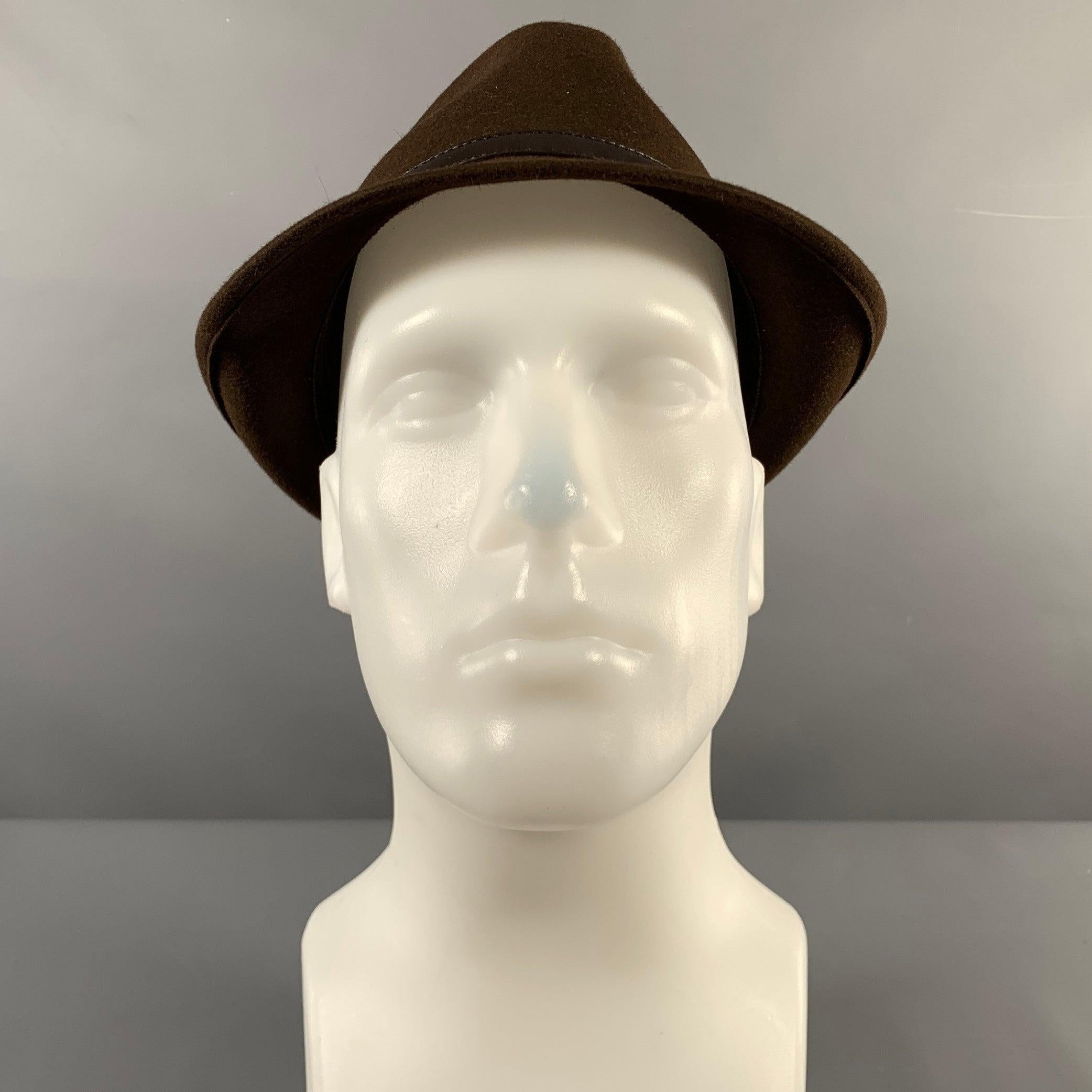 Il cappello Gucci è in pelo di coniglio marrone, con stile fedora, nastro in pelle e finiture GG color argento. Prodotto in Italia. Ottimo stato usato. 

Contrassegnato:   L 

Misure: 
  Apertura: 23 pollici Tesa: 2 pollici Altezza: 5 pollici 
  
 