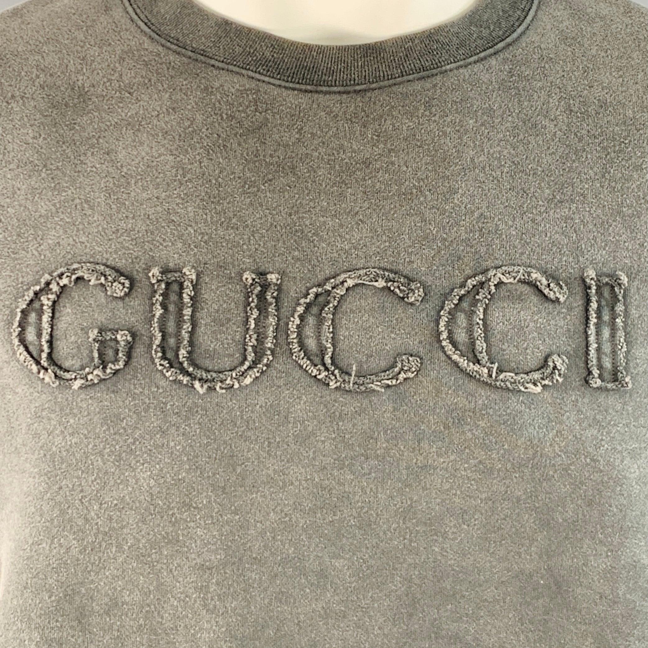 Felpa Gucci
in jersey di cotone grigio con logo Gucci applicato con bordi grezzi, maniche lunghe e girocollo. Made in Italy. Eccellente condizione di usato.  

Contrassegnato:   L 

Misure: 
 
Spalla: 23 pollici Petto: 50 pollici Manica: 26 pollici