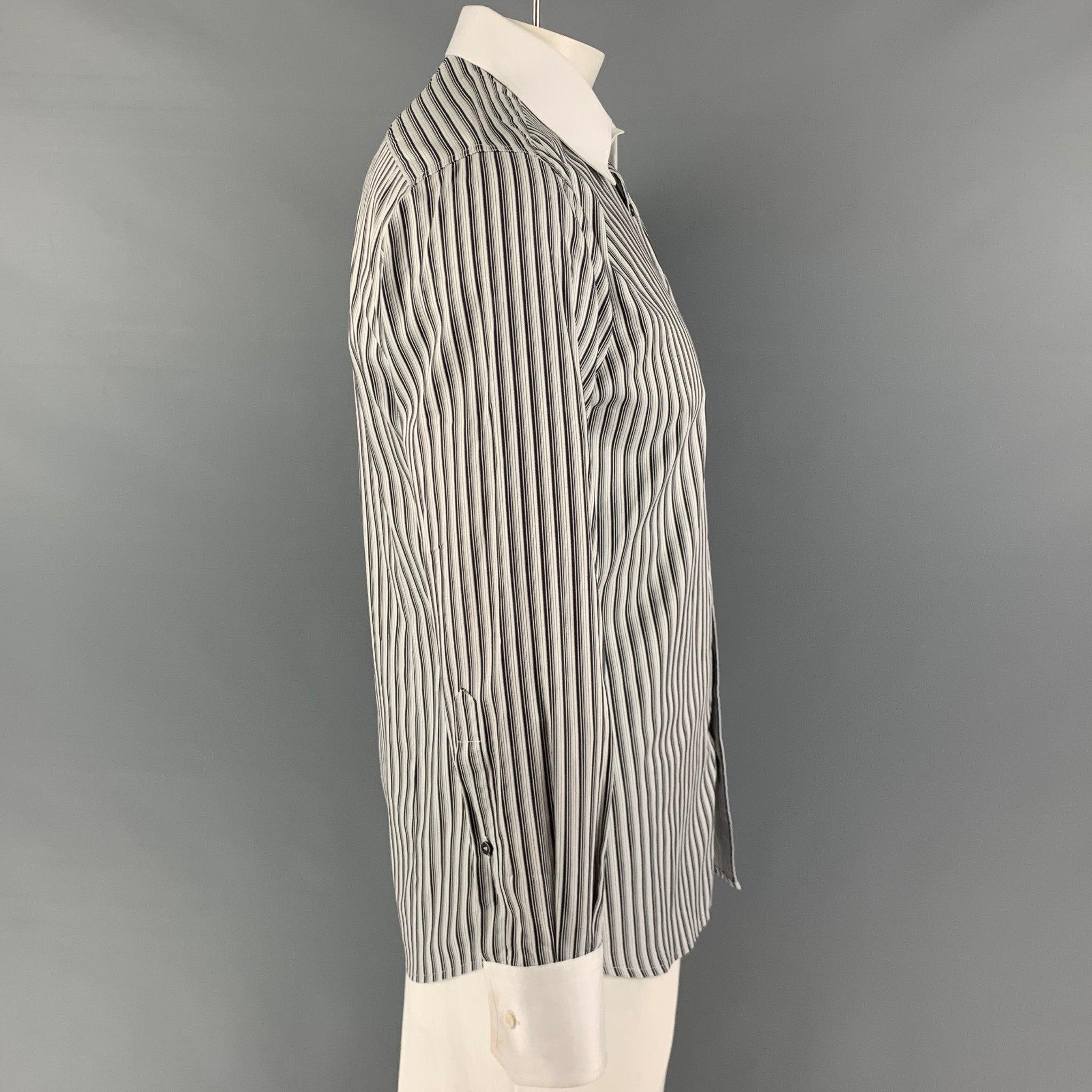 La camicia a maniche lunghe GUCCI è in cotone a righe bianche e nere, con colletto aperto e chiusura con bottoni. Prodotto in Italia.
Buone condizioni d'uso. Scolorimento minore. Così com'è.  

Contrassegnato:   42/16.5 

Misure: 
 
Spalla: 19