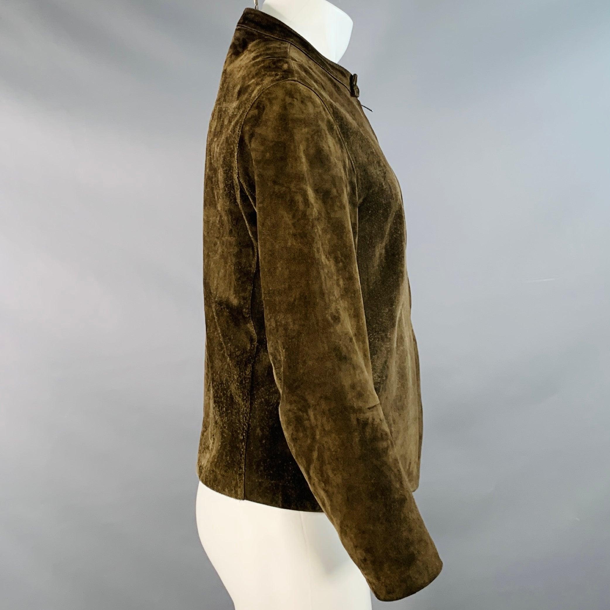 Giacca da moto Gucci
in pelle scamosciata color marrone oliva, con maniche lunghe e chiusura con zip a scatto singolo sul collo. Made in Italy.Ottime condizioni di usato. Piccoli segni sulla cerniera e sul collo. 

Contrassegnato:   IT 50 

Misure: