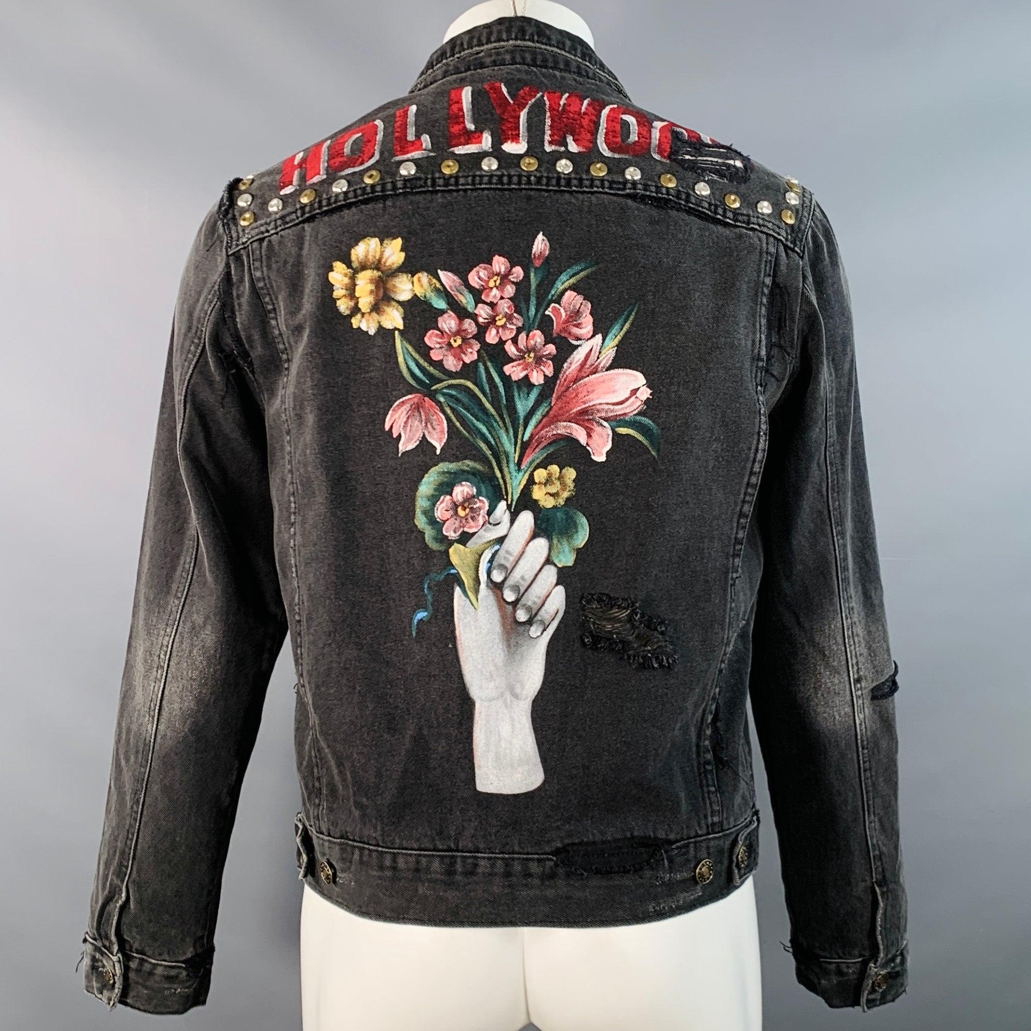GUCCI Größe M Hollywood Grey Painted Cotton Distressed Studded Denim Jacket im Zustand „Gut“ im Angebot in San Francisco, CA
