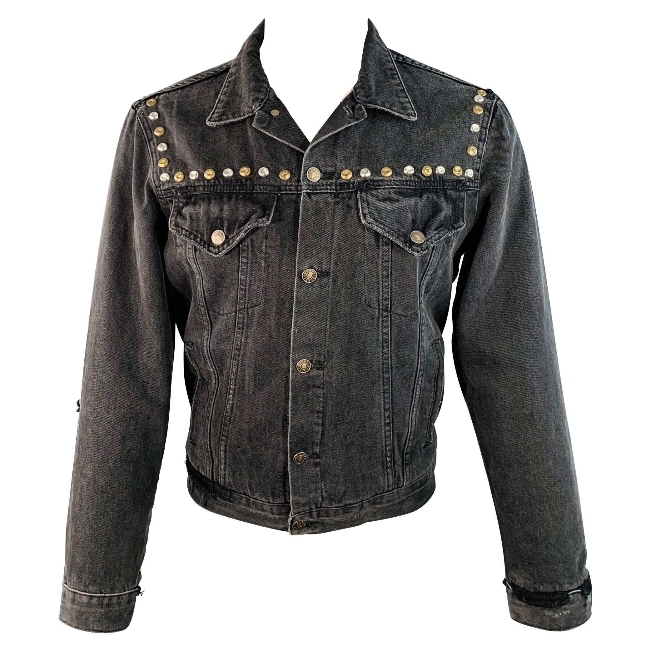 GUCCI Größe M Hollywood Grey Painted Cotton Distressed Studded Denim Jacket im Angebot