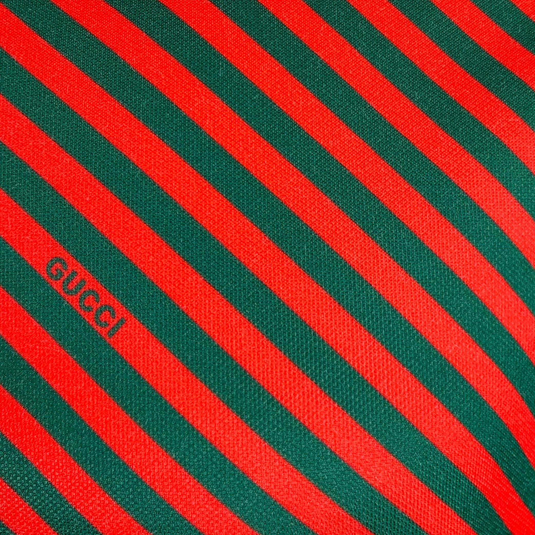 Veste Gucci
dans un mélange de polyester et de coton extensible rouge et vert, avec un motif de rayures diagonales, des rayures latérales bleues et blanches, et une fermeture à glissière.Nouveau avec étiquettes. 

Marqué :   M 

Mesures : 
 
Épaule