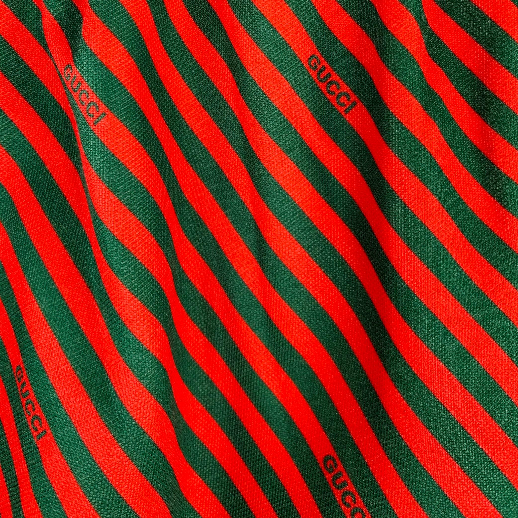 Pantaloni casual Gucci
in tessuto di poliestere misto cotone rosso e verde con motivo a righe diagonali, strisce laterali blu e crema e chiusura con coulisse. Made in Italy.Nuovo con etichette. 

Contrassegnato:   M 

Misure: 
  Vita: 31 - 35